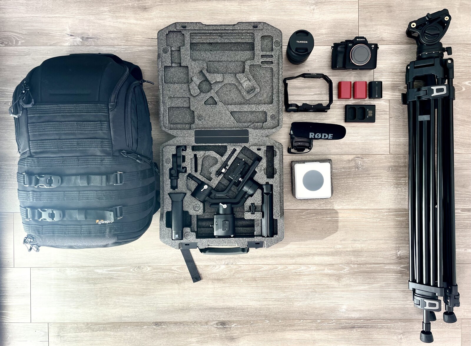 Pack sony alpha 7 IV avec objectif et accessoires - Photo 1 sur 5