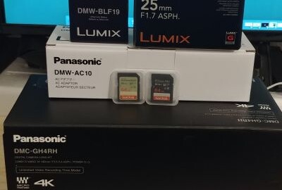 Location PANASONIC LUMIX GH4R + objectif Panasonic H-H025E 25mm + Cartes SD + Batteries + alimentation secteur