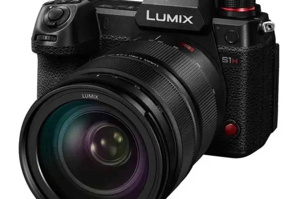 Location Pack Lumix S1H + 2 objectifs + 2 cartes SD - Lightyshare