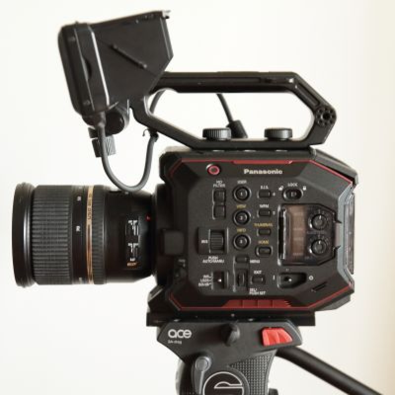 Pack Caméra 4K Panasonic EVA-1 + Optique Tamron 24-70mm F2.8 + Trepied Sachtler Ace XL Flowtech 75 - Photo 2 sur 4