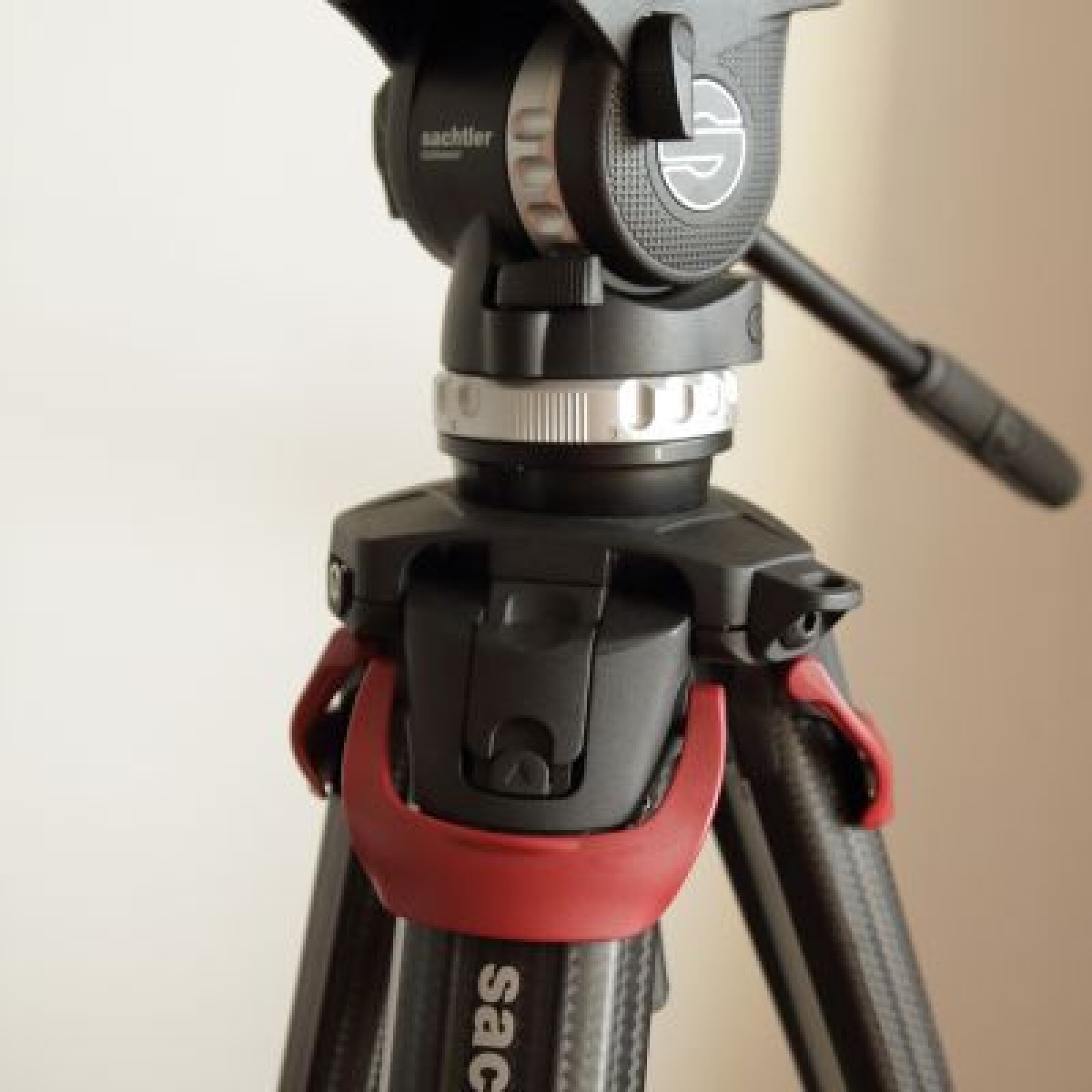 Pack Caméra 4K Panasonic EVA-1 + Optique Tamron 24-70mm F2.8 + Trepied Sachtler Ace XL Flowtech 75 - Photo 3 sur 4