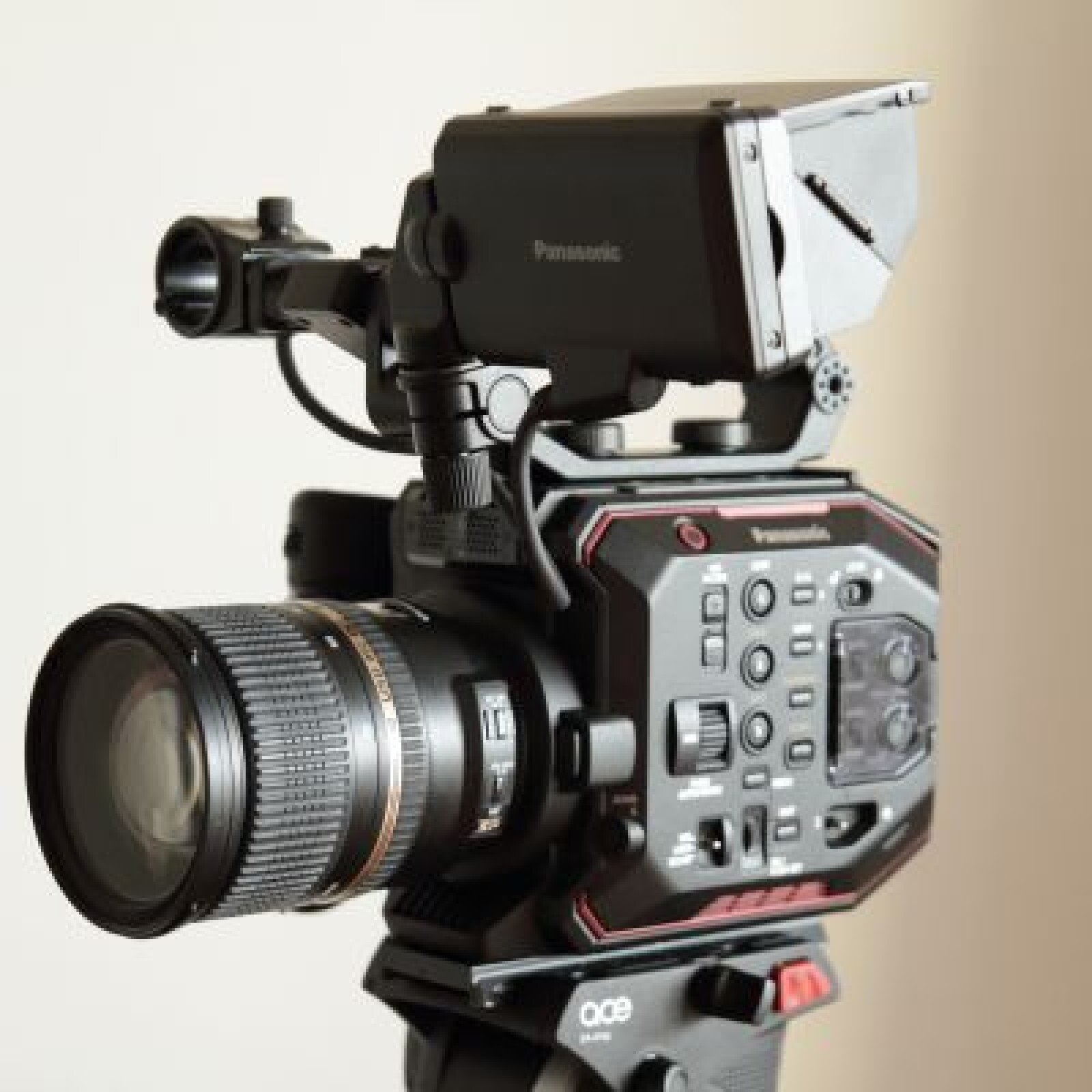 Pack Caméra 4K Panasonic EVA-1 + Optique Tamron 24-70mm F2.8 + Trepied Sachtler Ace XL Flowtech 75 - Photo 4 sur 4