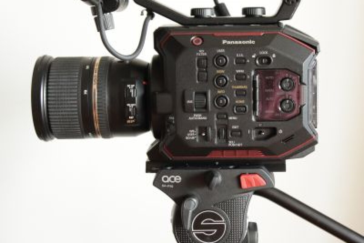 Location Pack Caméra 4K Panasonic EVA-1 + Optique Tamron 24-70mm F2.8 + Trepied Sachtler Ace XL Flowtech 75 - Lightyshare