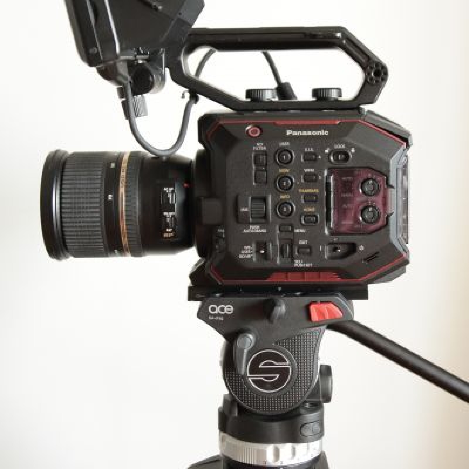 Pack Caméra 4K Panasonic EVA-1 + Optique Tamron 24-70mm F2.8 + Trepied Sachtler Ace XL Flowtech 75 - Photo 1 sur 4