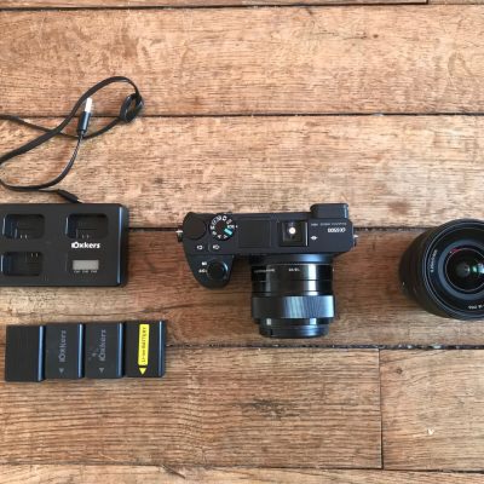 Pack Sony A6500 + 2 optiques + 2 cartes SD + 4 batteries - Photo 1 sur 1