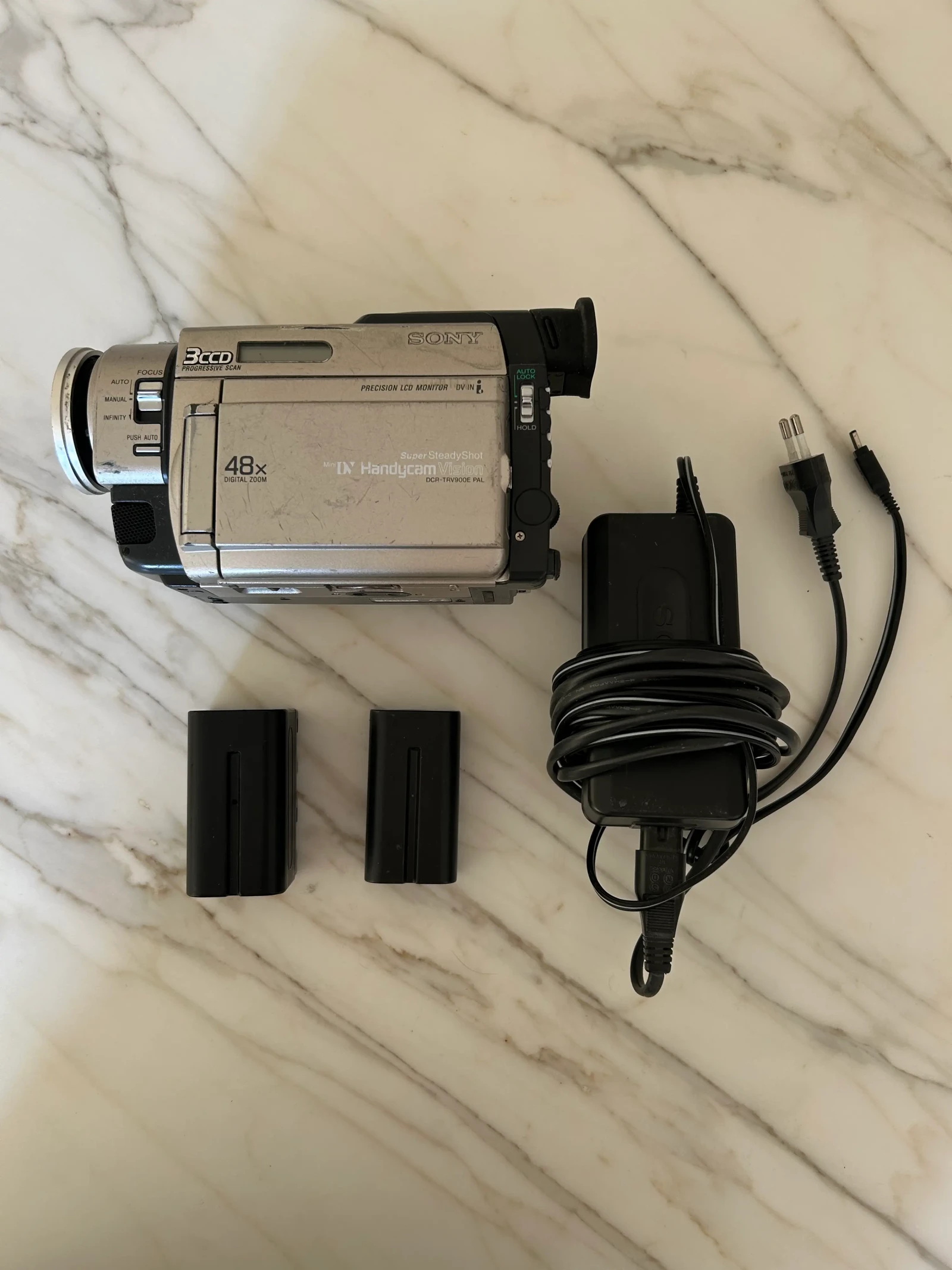 Sony TRV-900 - Photo 2 sur 2