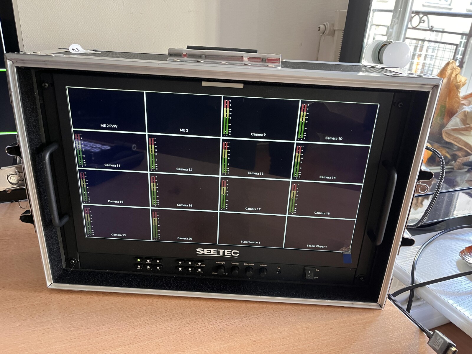 Régie Atem Constellation HD (Blackmagic Mélangeur + Hyperdeck + panel + moniteur) - Photo 2 sur 4