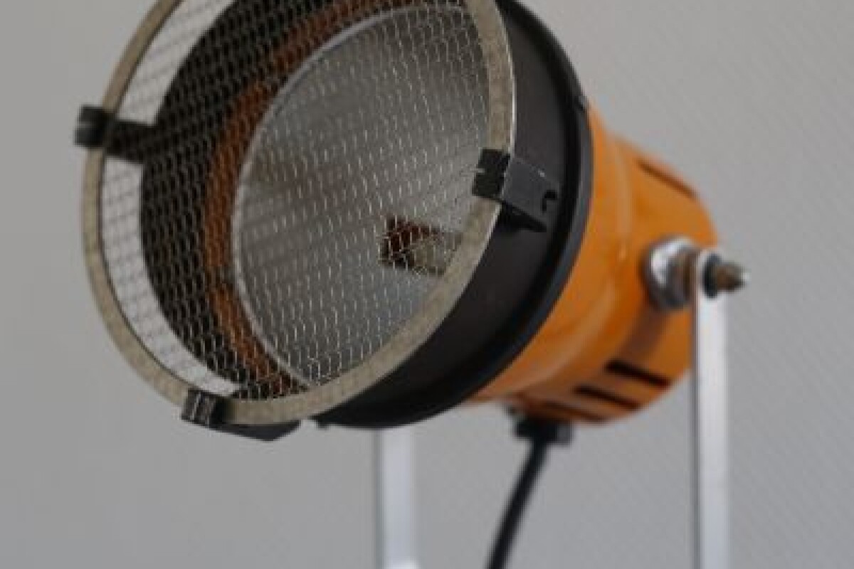 Location Mandarine 800W + pied - Lightyshare