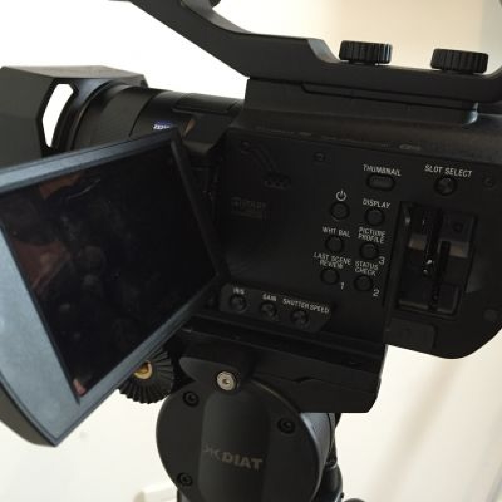 Kit de tournage Camera compact SONY PXW-70 + Trepied - Photo 2 sur 5