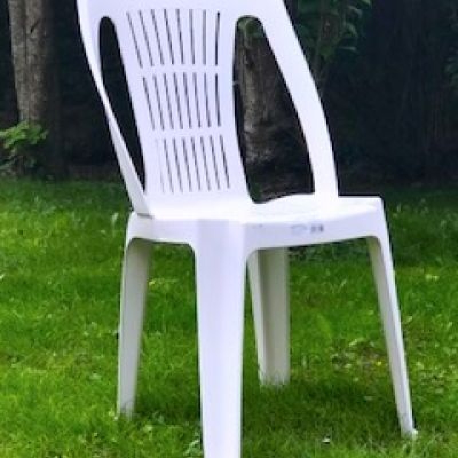10 Chaises plastiques empilables - Photo 2 sur 2