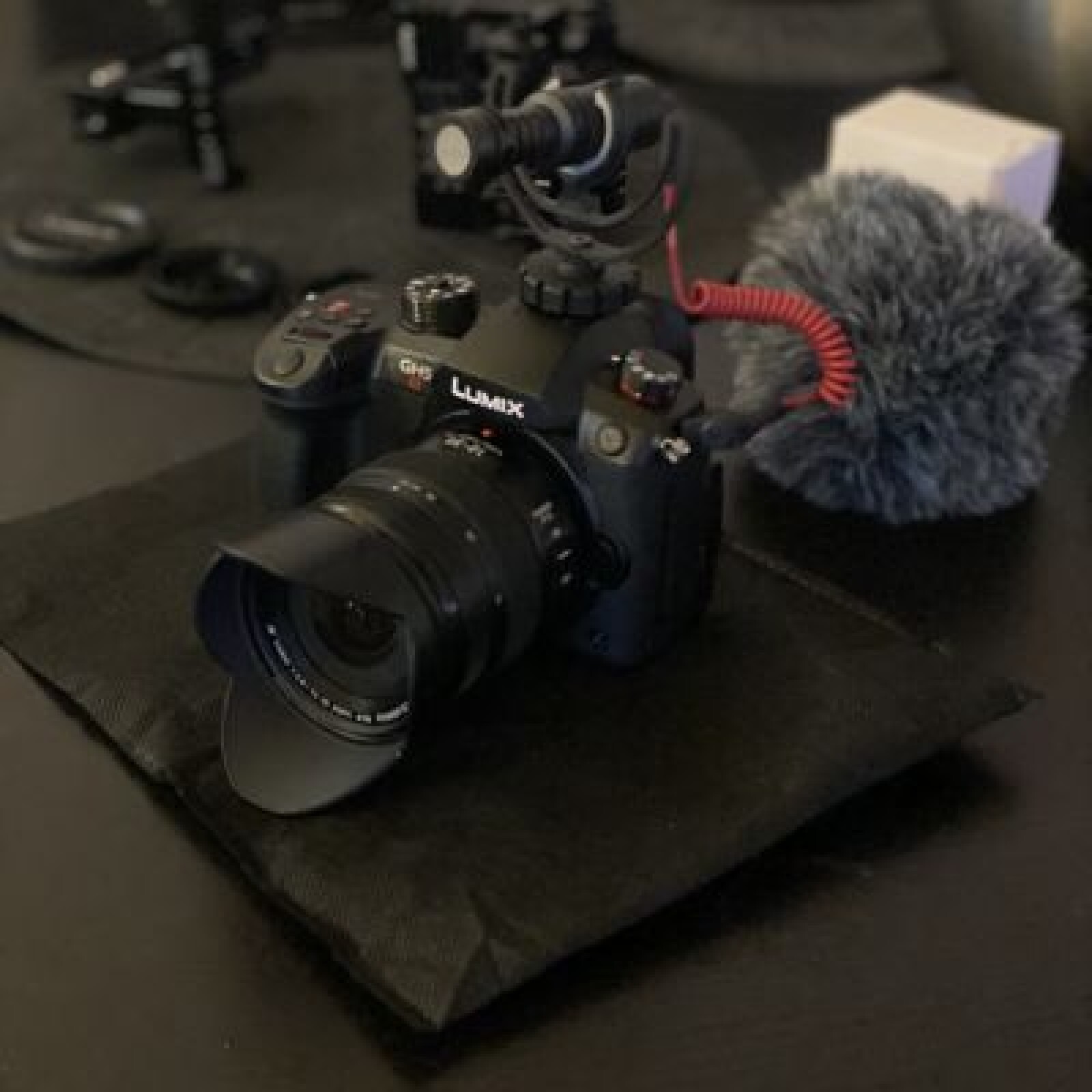 ( pack 1 ) GH5s + objectif 12-35mm F2.8 + micro rode avec bonette - Photo 1 sur 3