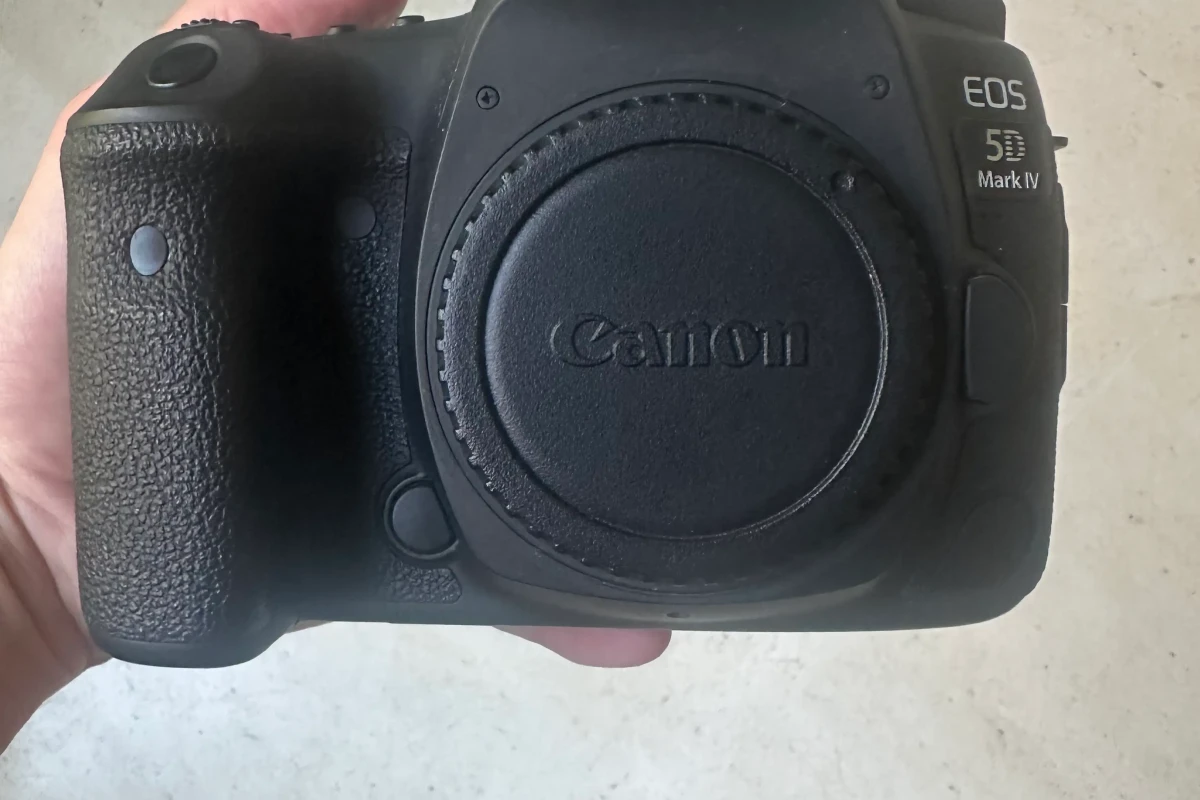 Location Canon 5D Mark IV + Objectif Canon EF 24-70 mm f/2.8 L USM 77 mm - Lightyshare