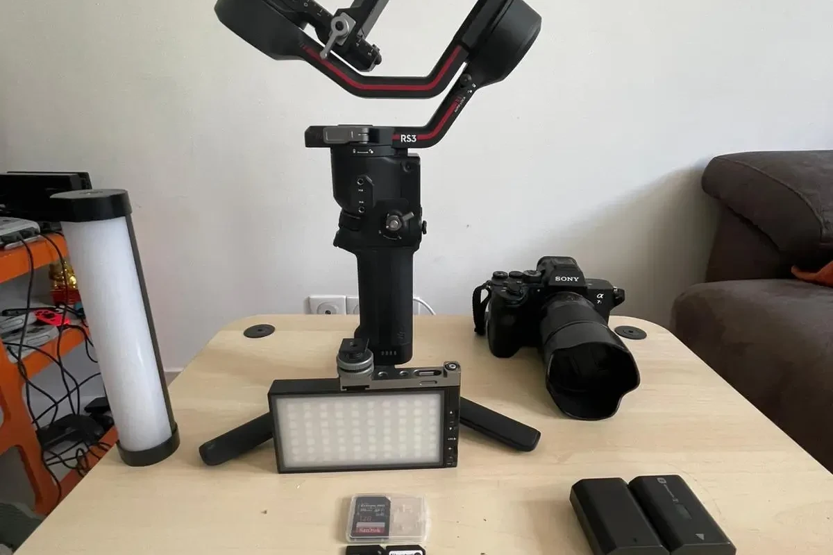 Location Pack sony A7SIII, Ronin RS3, micro Dji mic2, Petite lumière RGB - Lightyshare