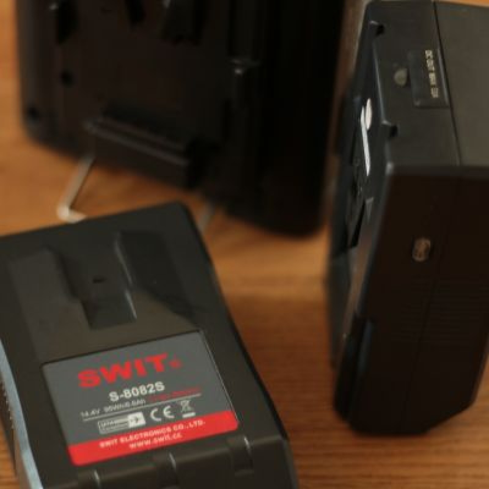 2 batteries V-lock SWIT S-8082S + chargeur double - Photo 2 sur 2