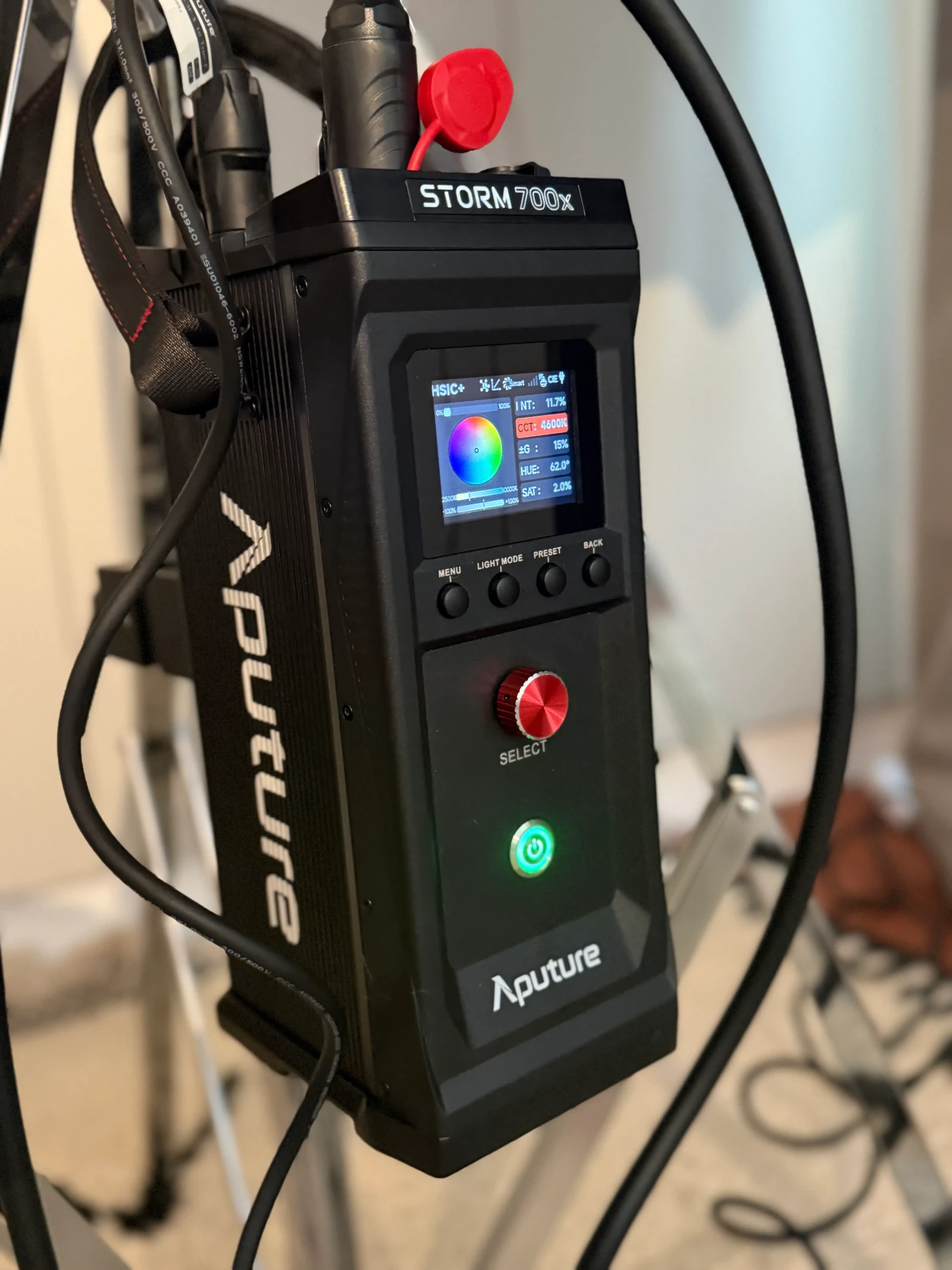 Kit lumière Aputure Storm 700X + Light Dome III (89cm) - Photo 3 sur 5