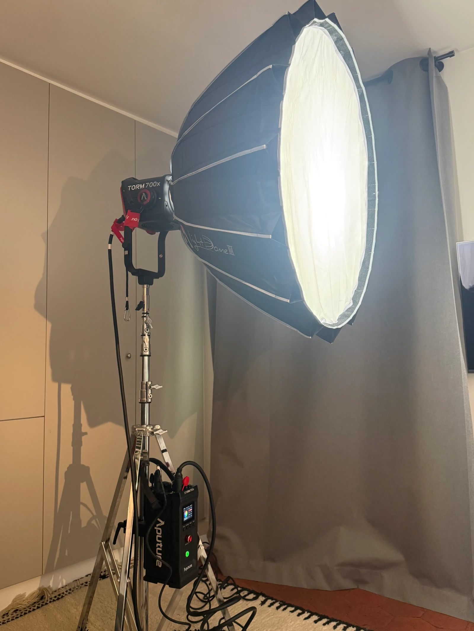 Kit lumière Aputure Storm 700X + Light Dome III (89cm) - Photo 1 sur 5