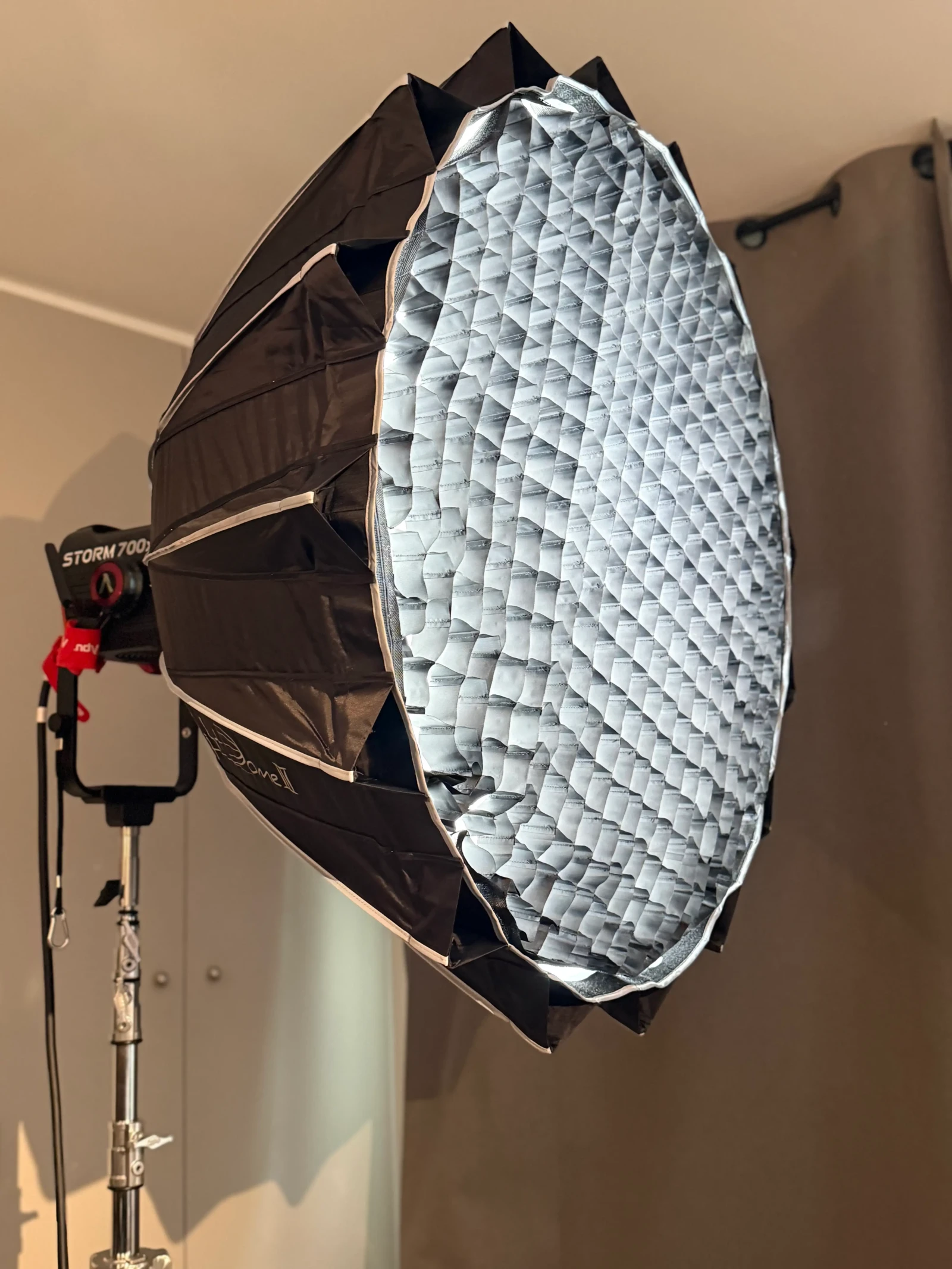 Kit lumière Aputure Storm 700X + Light Dome III (89cm) - Photo 2 sur 5