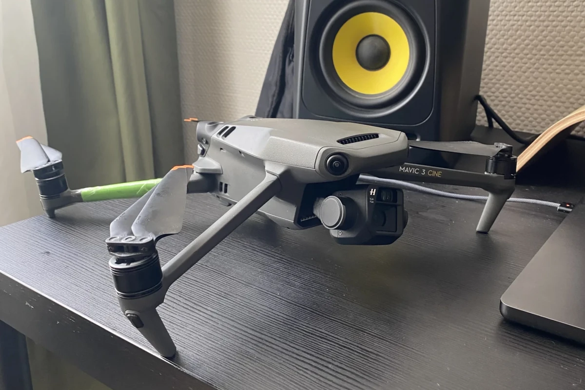 Rent DJI Mavic 3 Cine Premium Combo Gris - Lightyshare