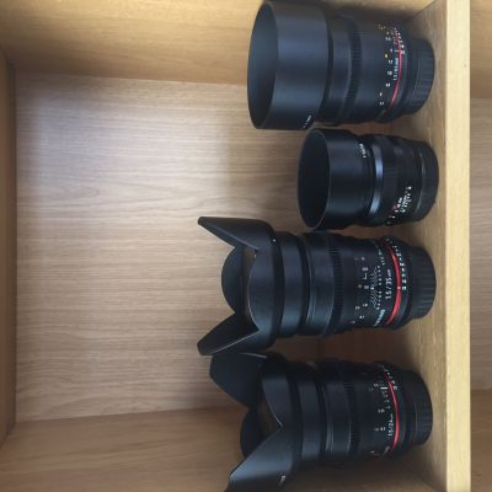 Pack focales fixe 24 35 85 T1.5 samyang + 50mm 1.4 zeiss - Photo 1 sur 2
