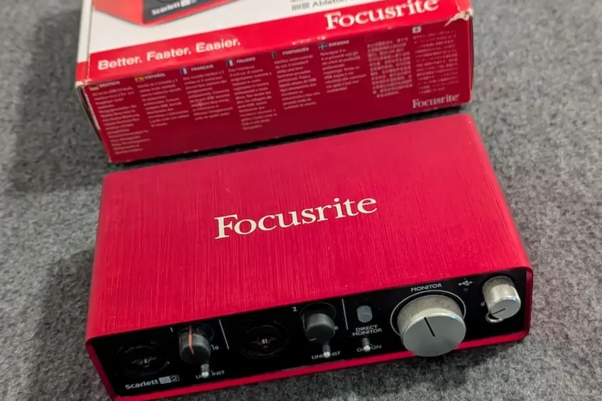 Location Focusrite Scarlett 2i2 - Lightyshare