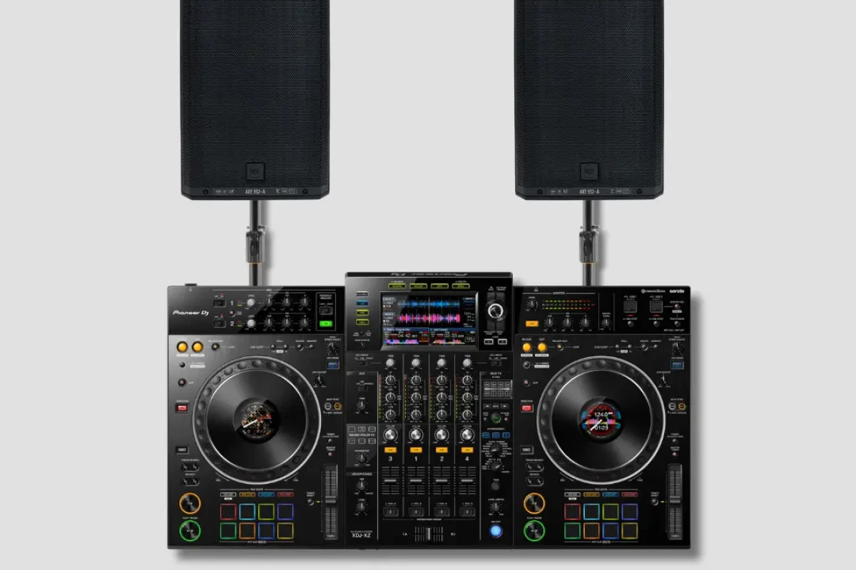 Location Location Pack DJ Performance (XDJ-XZ + 2x RCF 932) - Lightyshare