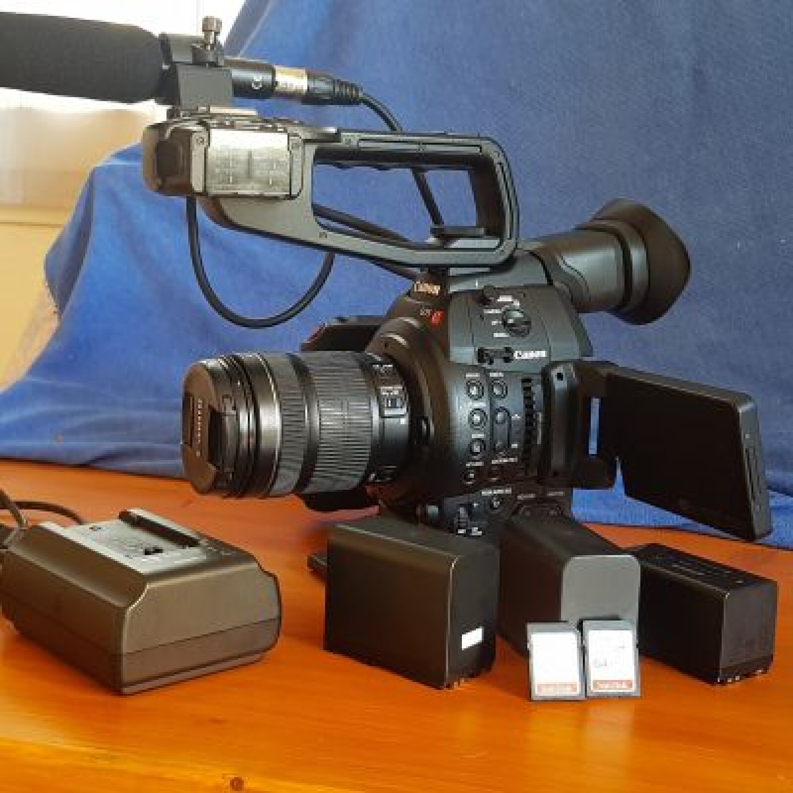 Pack tournage : C100 Mark II + trepied + micro - Photo 3 sur 4