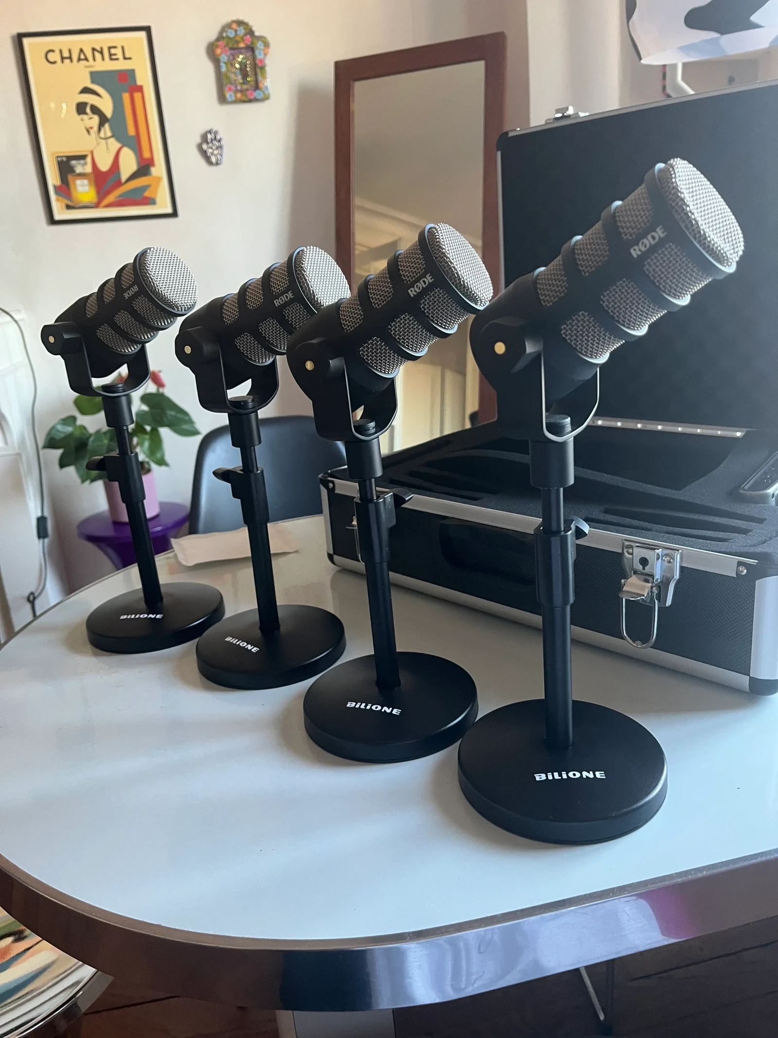 Kit podcast audio - 4 personnes Rode Podmic x4 + Enregistreur Zoom Podtrack P4 x1 - Photo 1 sur 3