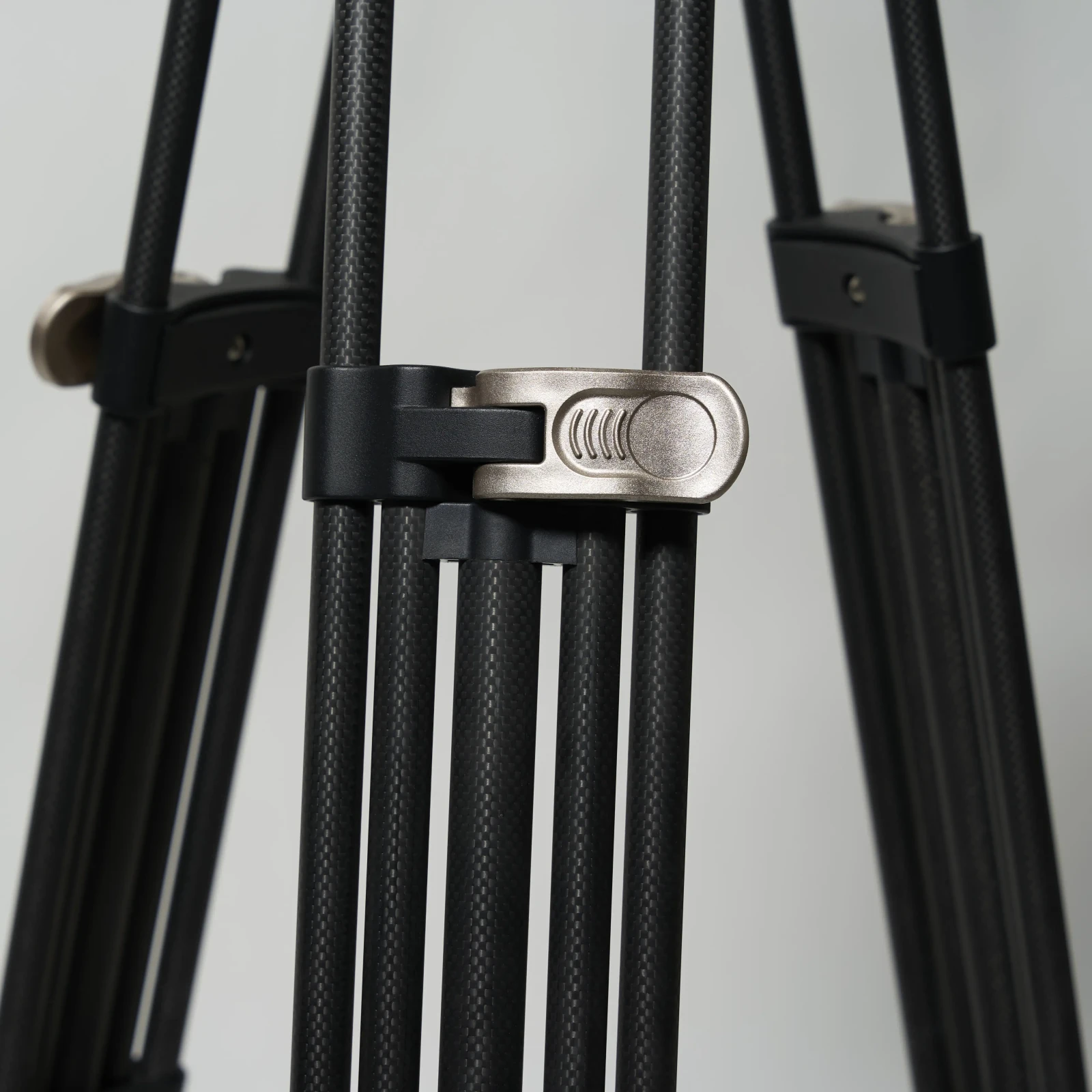SmallRig AD100 - 3989 - Trépied en Fibre de Carbone Robuste avec 360° Tête Fluide - Photo 4 sur 7