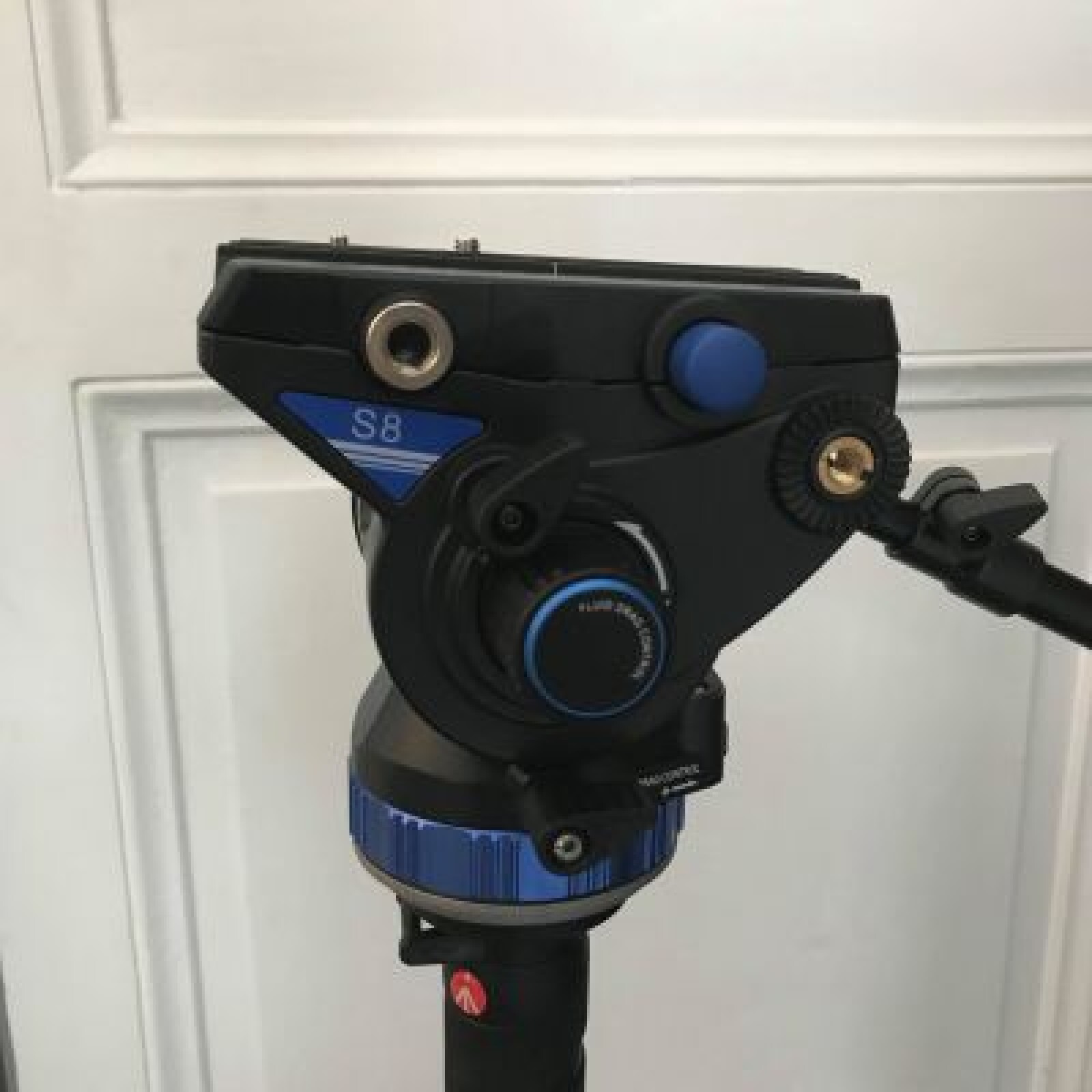 Monopode vidéo Manfrotto + Rotule S8 BENRO - Photo 2 sur 5