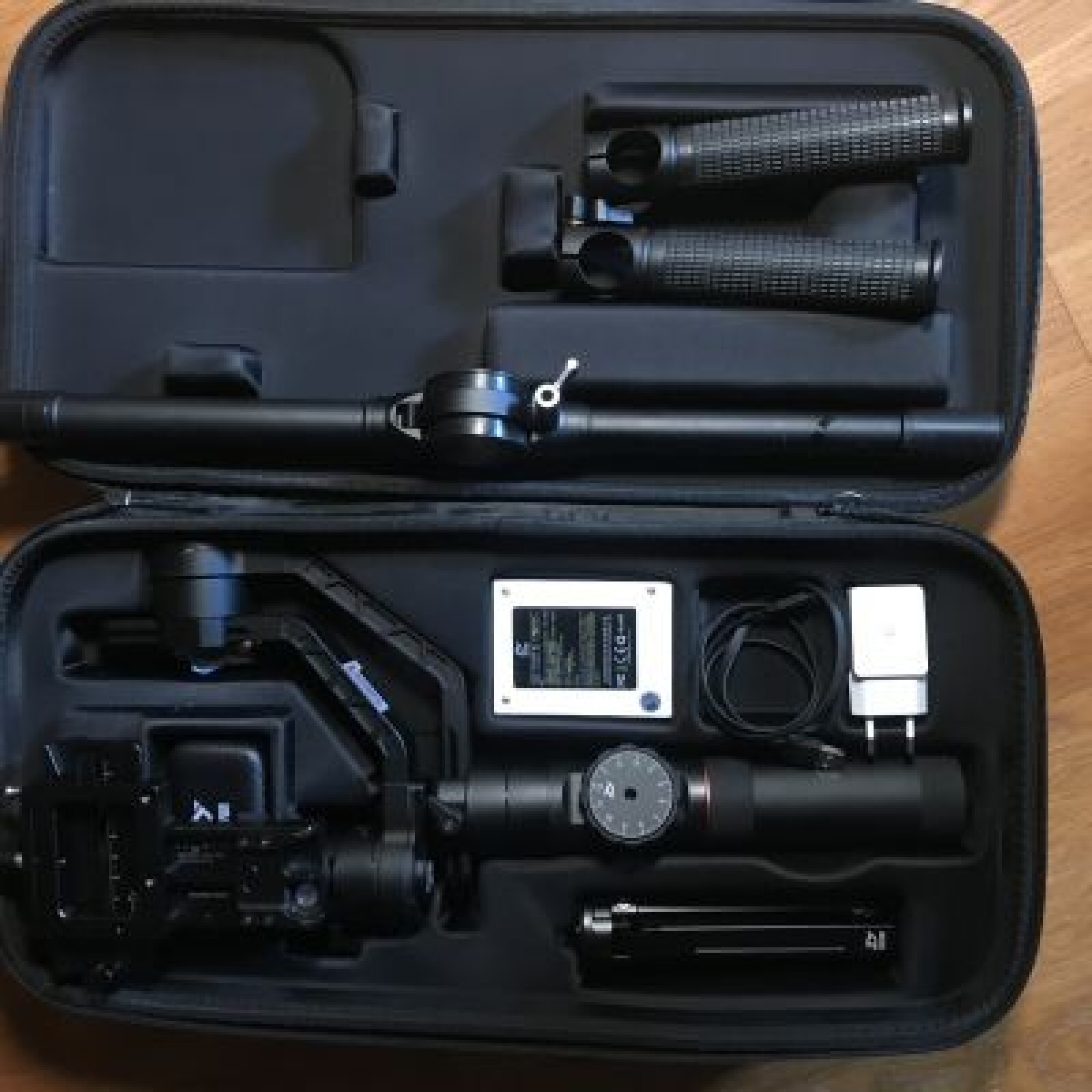 STABILISATEUR ZHIYUN CRANE 2 + Dual Handle - Photo 3 sur 4