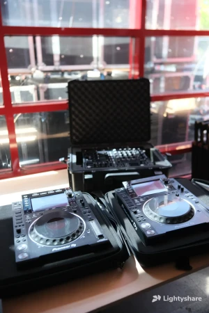 Rent Pioneer DJ CDJ-2000NXS2