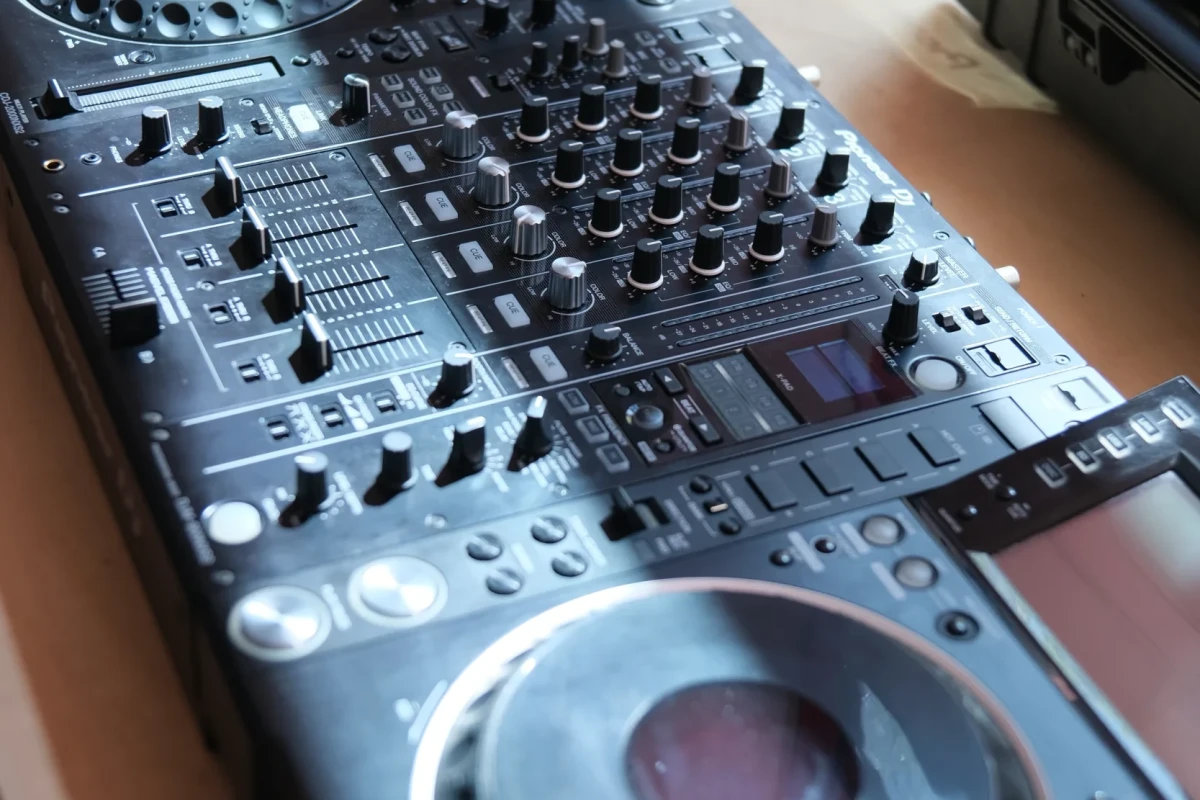 Rent Pioneer DJ DJM-900NXS2 - Lightyshare