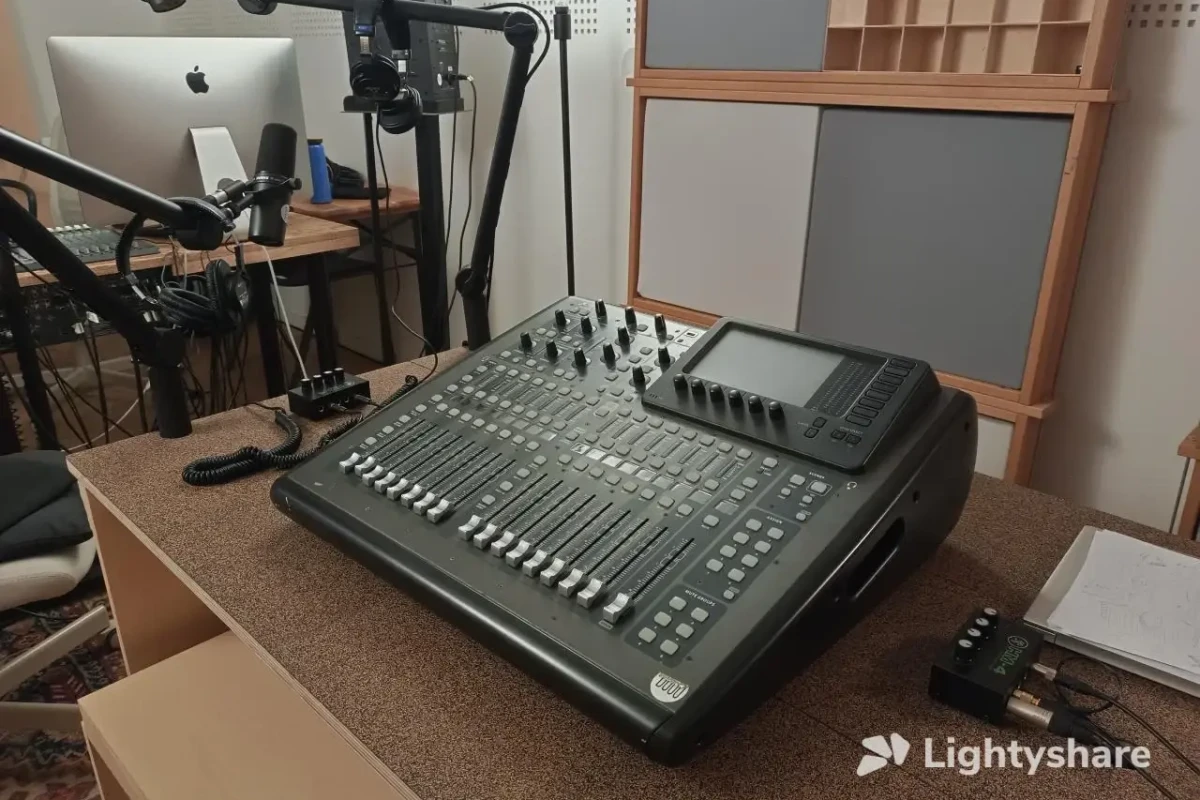 Location Behringer X32 Compact - Lightyshare