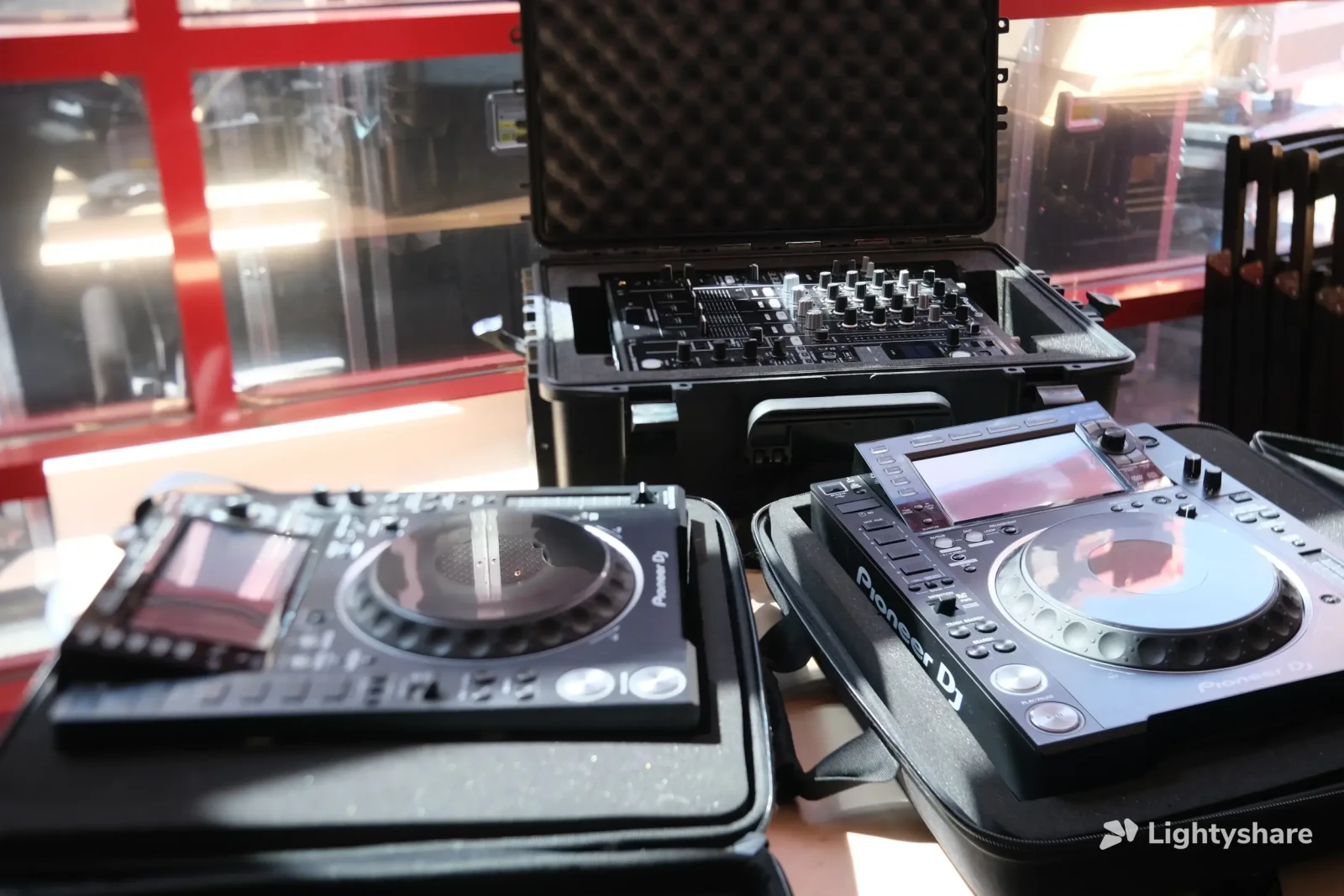 Pack DJ'ing (CDJ-2000NXS2+DJM-900NXS2) - Photo 2 sur 4