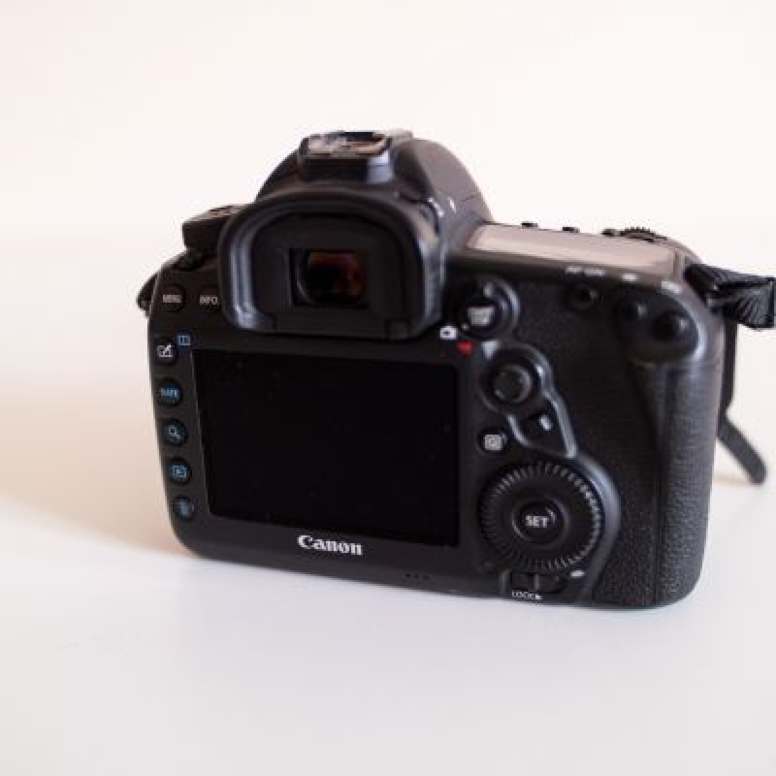 Canon 5D mark IV avec 3 batteries - Photo 2 sur 3