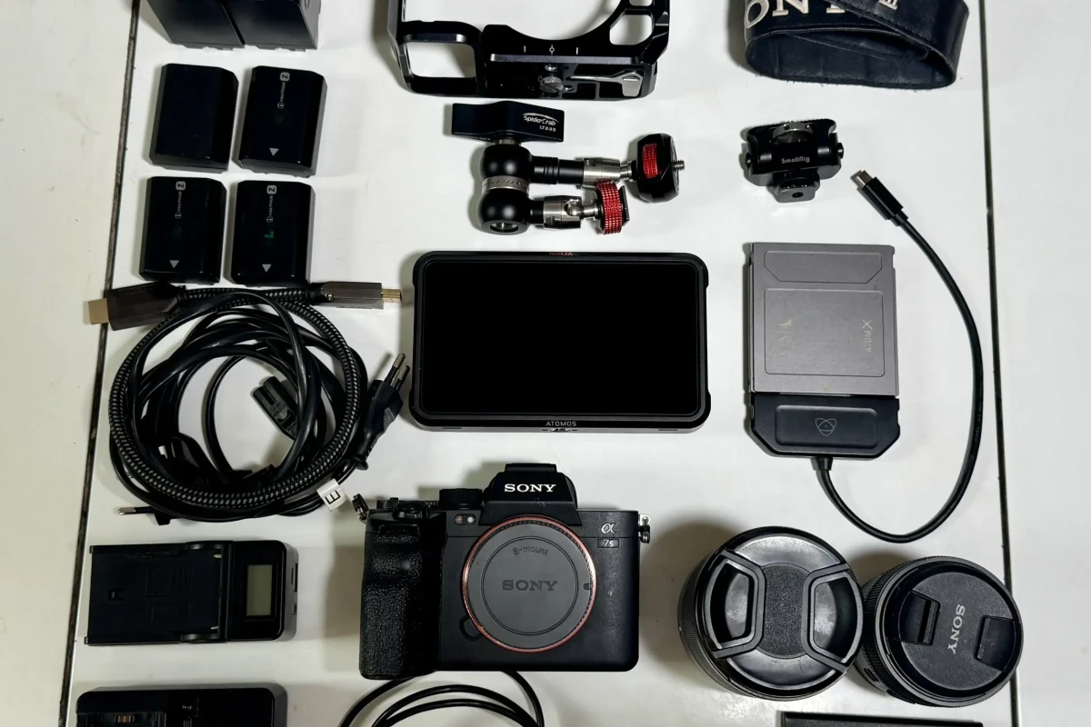 Location Kit Caméra, 2 objectifs et moniteur : Sony Alpha 7S III + Zeiss 24-70 f/4 + Sony 15 mm f/1.4 + Atomos Ninja V - Lightyshare