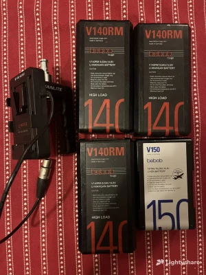Photo 4 batteries V mount Bebob 140-150Wh avec chargeur