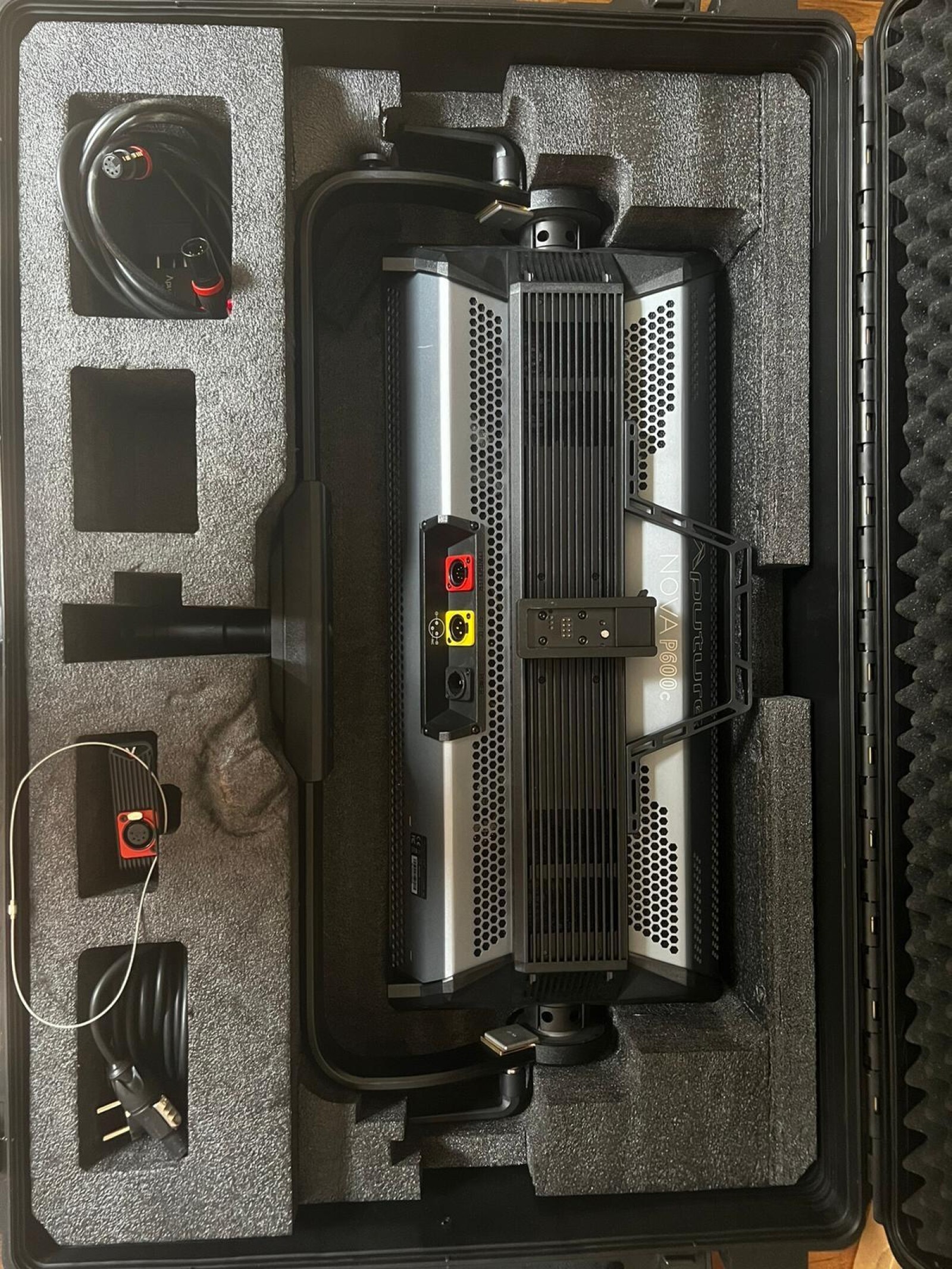 Aputure Nova P600C - Projecteur LED  - Photo 2 sur 3