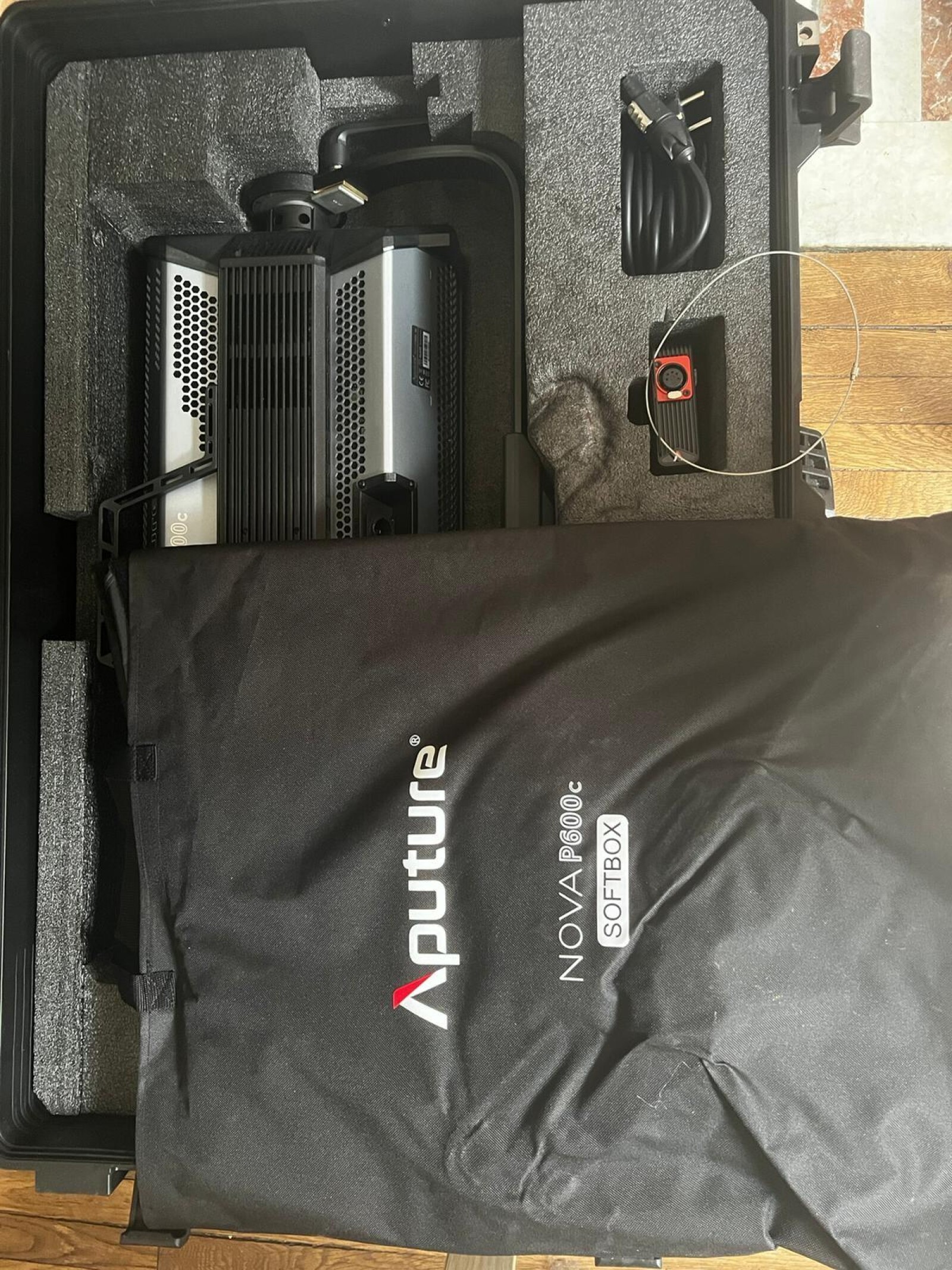 Aputure Nova P600C - Projecteur LED  - Photo 3 sur 3