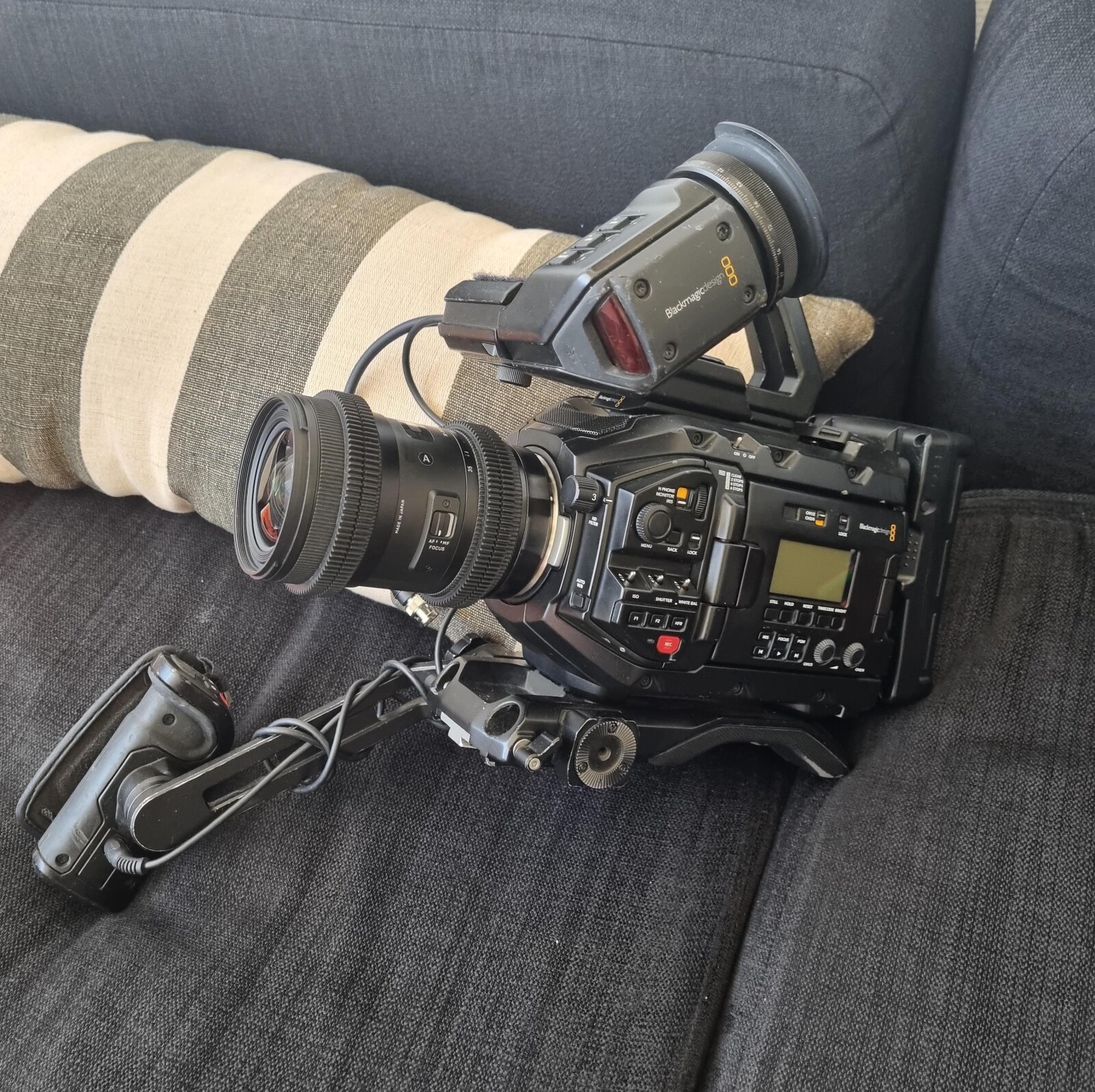 URSA Mini Pro 4.6k - EF + PL - Photo 1 sur 5