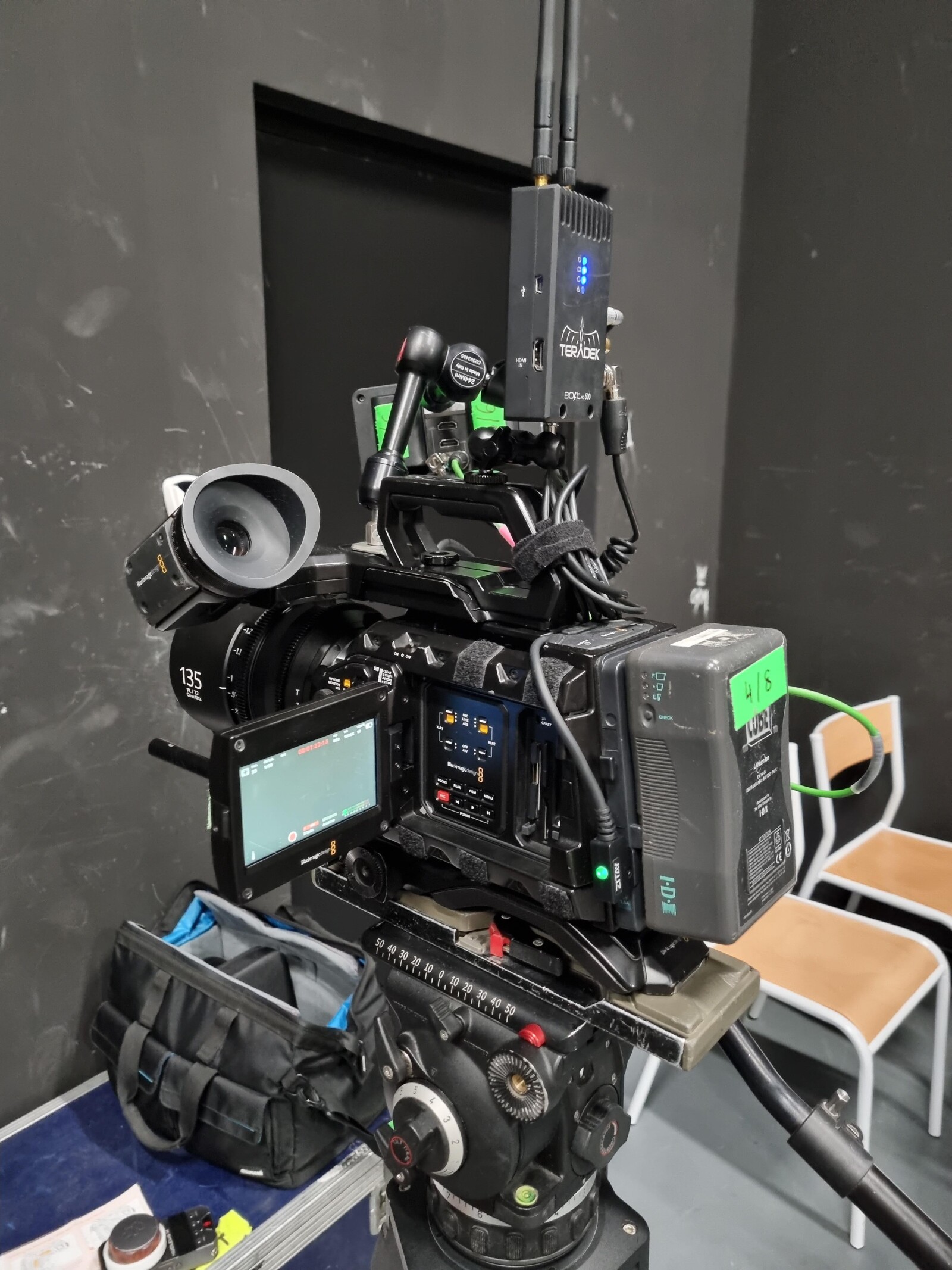 URSA Mini Pro 4.6k - EF + PL - Photo 4 sur 5