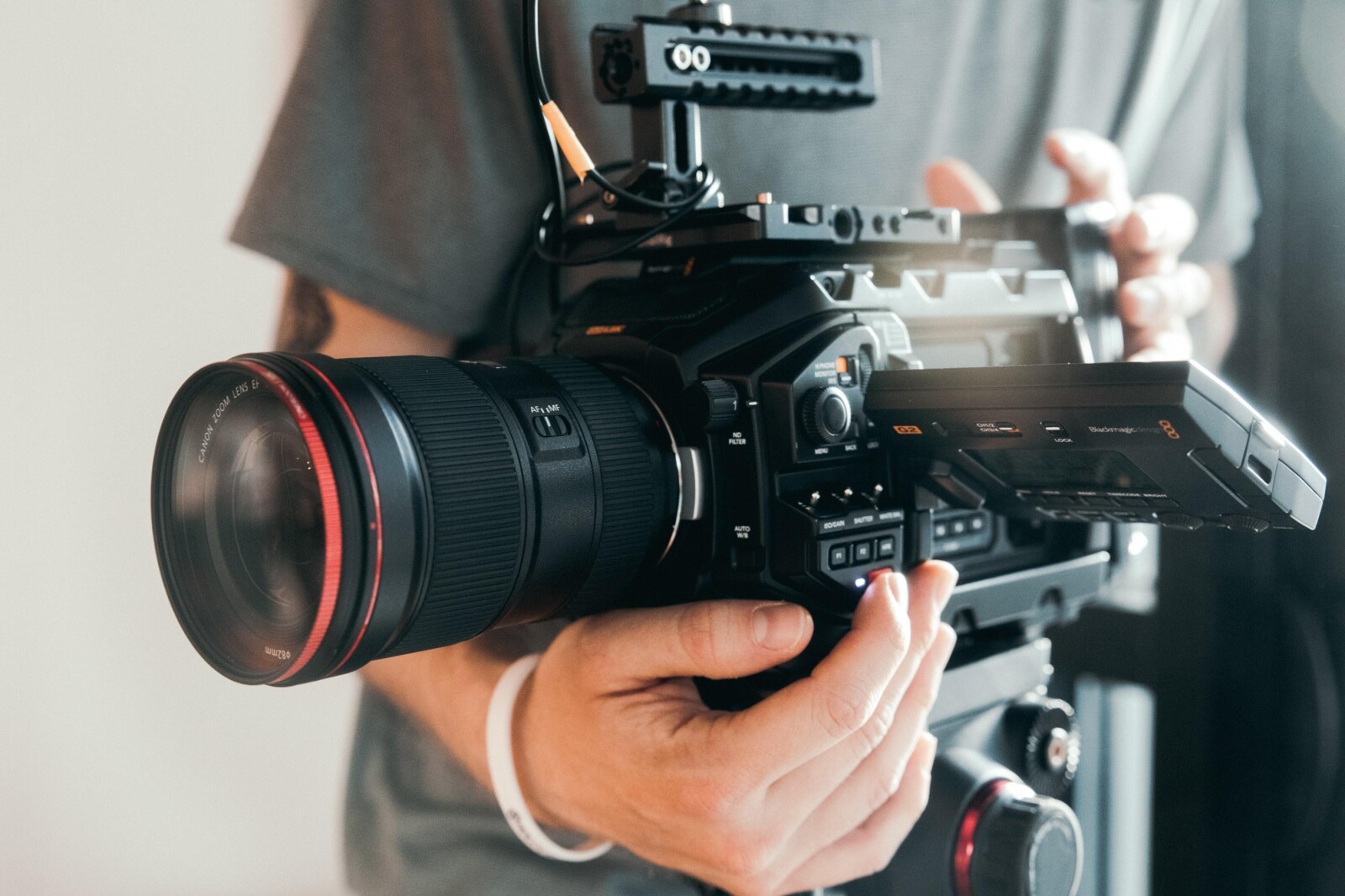 URSA Mini Pro 4.6k - EF + PL - Photo 5 sur 5
