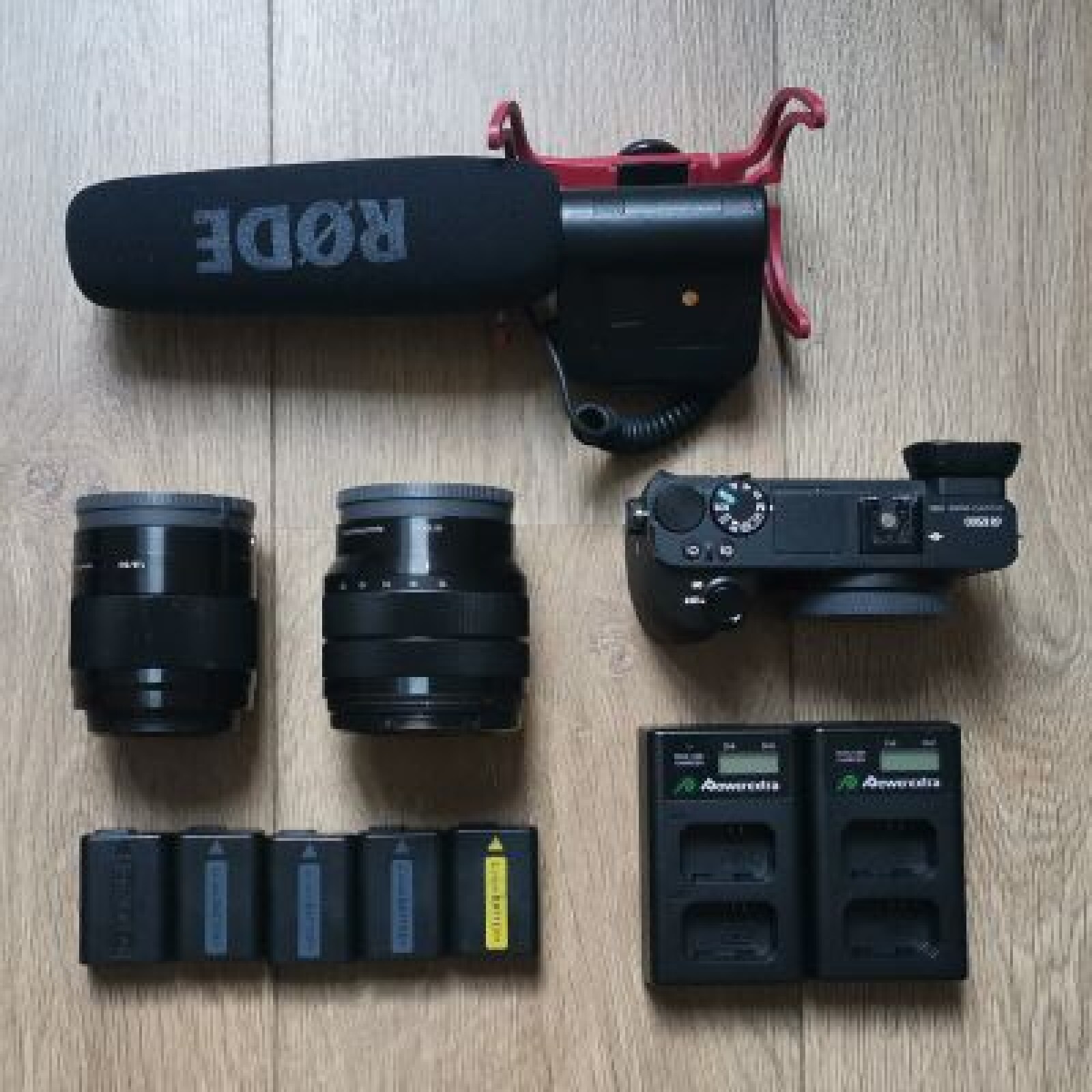 Kit Sony A6500 + 50mm, 10-18mm + 5 batteries + Carte SD 64 GB - Photo 1 sur 1