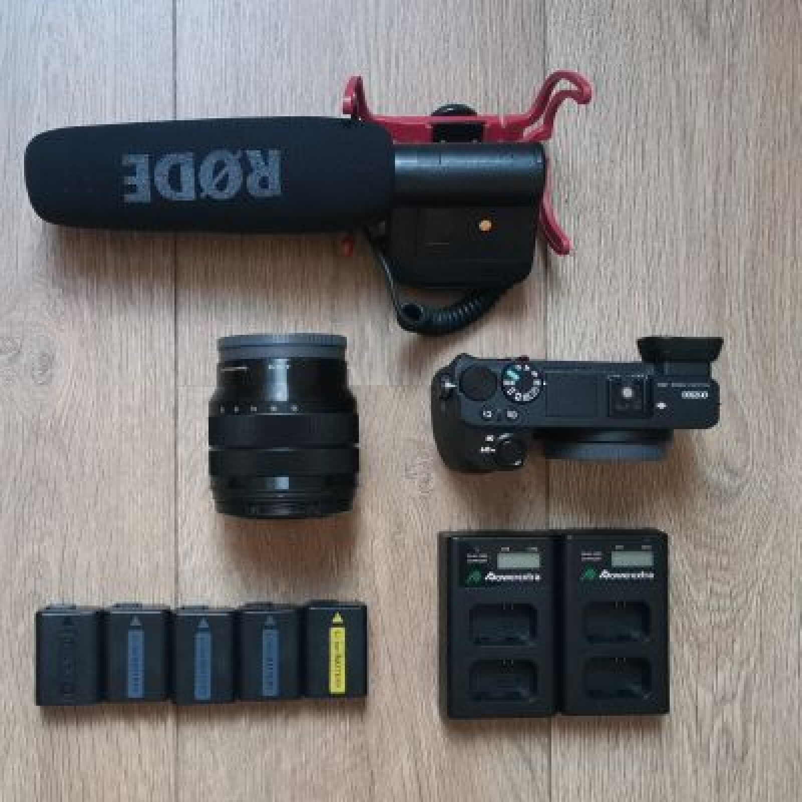 Kit Sony A6500 + 50mm ou 10-18mm + 5 batteries + Carte SD 64 GB - Photo 1 sur 2