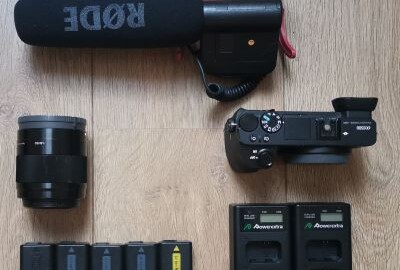 Location Kit Sony A6500 + 50mm ou 10-18mm + 5 batteries + Carte SD 64 GB