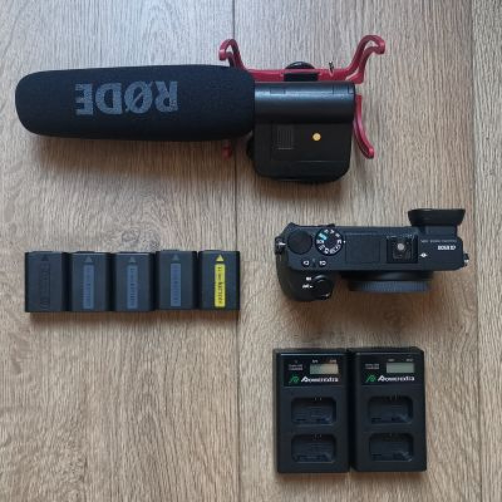 Kit Sony A6500 + 5 batteries + Carte SD 64 GB + Micro Rode - Photo 1 sur 1