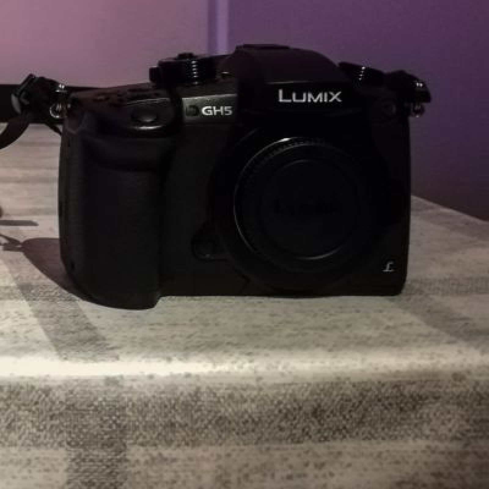 Panasonic Lumix DMC-GH5 Appareil photo compact hybride - Noir. - Photo 1 sur 4