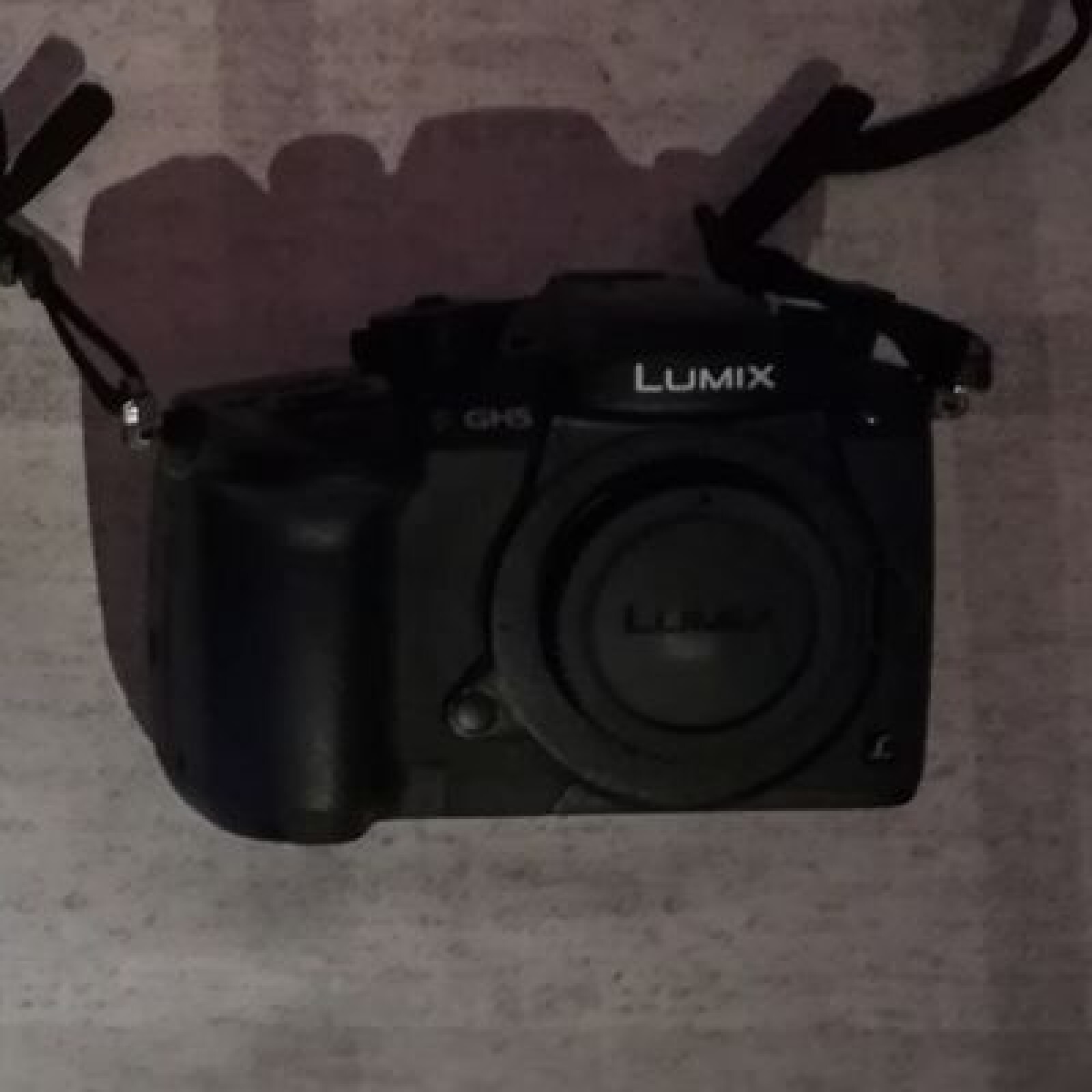 Panasonic Lumix DMC-GH5 Appareil photo compact hybride - Noir. - Photo 4 sur 4