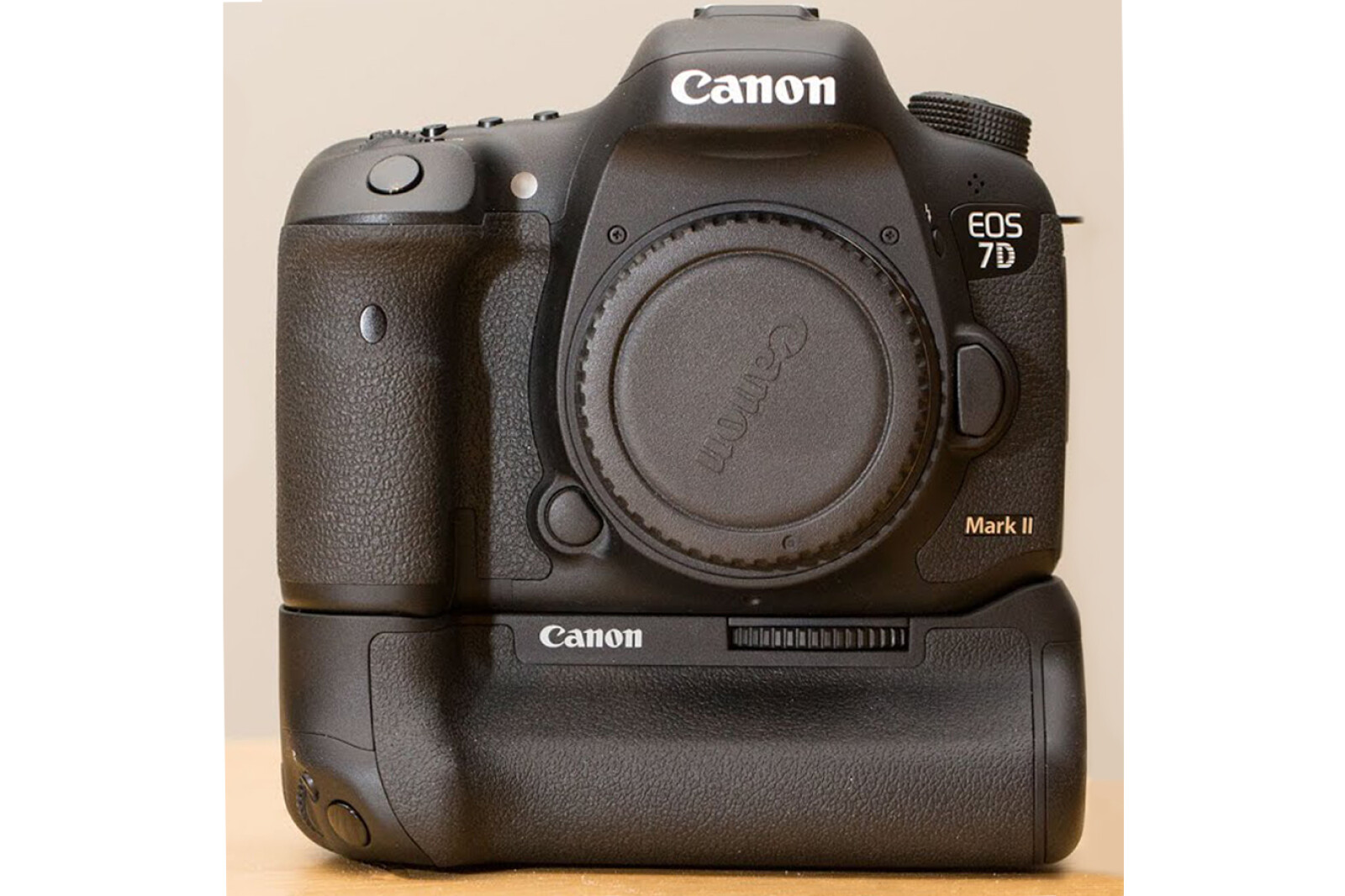 Canon 7D Mark II + Grip (Pack) - Boitier reflex aps-c (pas full-frame)  - Photo 1 sur 4