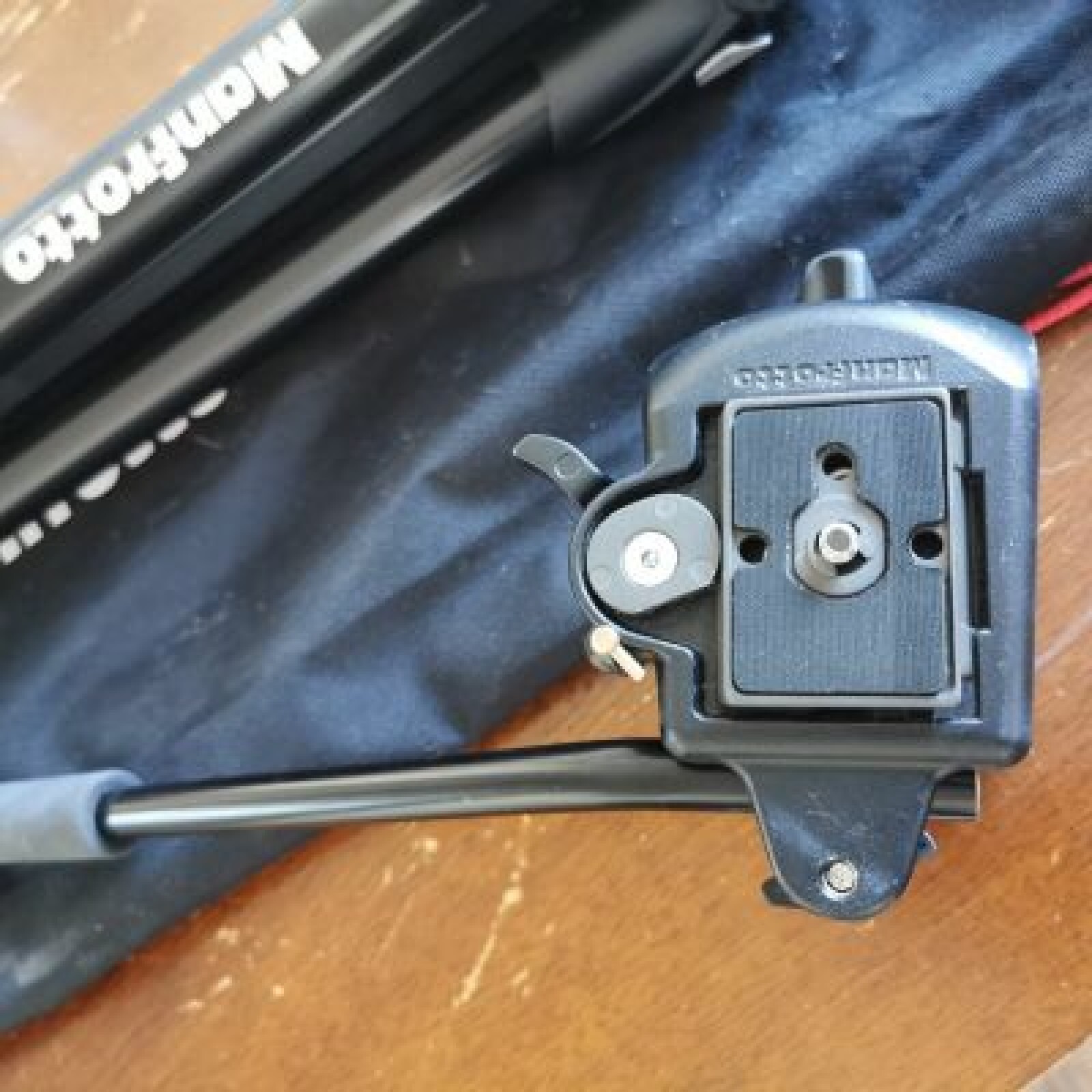 TREPIED MANFROTTO 290 xtra + TÊTE FLUIDE - Photo 5 sur 5